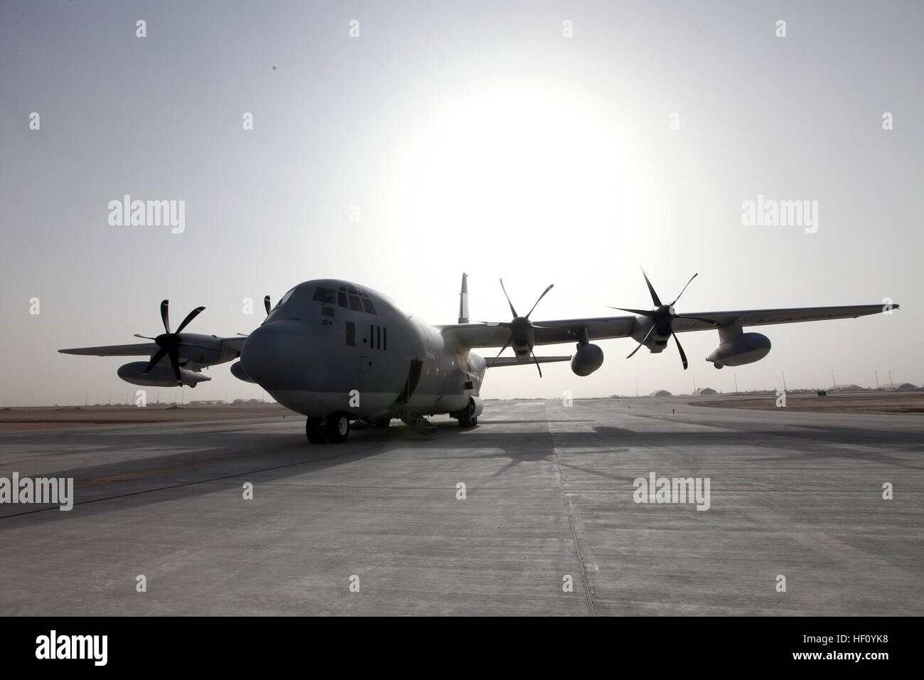 Ein US-Marine Corps KC-130J Marine Aerial auftankenden Transport-Geschwader 352 (VMGR-352), Marine Aircraft Gruppe 11, 3. Marine Aircraft Wing (vorwärts), zugewiesen beginnt der Motor auf dem Flug Linie im Camp Bastion, Provinz Helmand, Afghanistan 6. September 2012. VMGR-352 beteiligte sich bei der Übertragung von MV-22 Fischadler mit Marine Tiltrotor Squadron (VMM) 161, VMM 261, 24. Marine Expeditionary Unit, USS Iwo Jima. (U.S. Marine Corps Foto von Sgt. Keonaona C. Paulo/freigegeben) Enduring Freedom 120906-M-EF955-003 Stockfoto