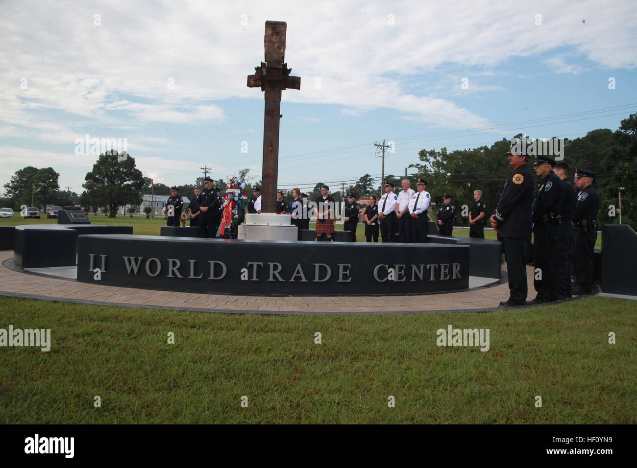 HAVELOCK, N.C (10. September 2012) – Havelock North Carolina, Feuerwehr und Polizei versammeln sich um 9/11 Memorial Plaza vor dem 9/11 Memorial Service, Sept. 8. Gedenkgottesdienst veranstaltet von Havelock Bürgermeister und Board of Commissioners, Havelock Feuerwehr und Havelock Police Department derer gedenken, die während der Terroranschläge von 9/11 verloren gingen. Einen Moment, um zu reflektieren, Havelock, Cherry Point Gemeinden Zahlen achtet auf 9 / 11 Memorial Plaza 120824-M-FL266-100 Stockfoto
