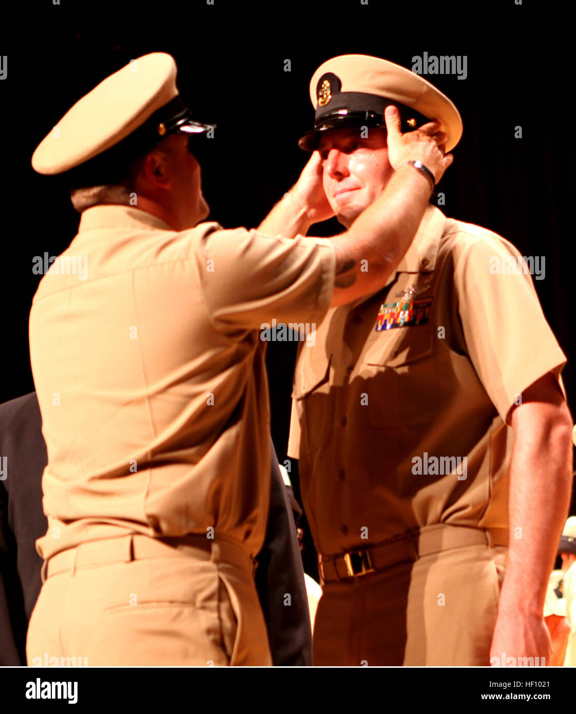 Ein Chief Petty Officer hat seine neue einheitliche Militärmütze platziert auf dem Kopf von seinem Sponsor während der Zeremonie an Bord der Marine Corps Base Camp Lejeune, Sept. 14. Sponsoren bereiten den Chief Petty Officers geistig und körperlich für die Herausforderungen begegnen sie in ihren neuen Rollen. Lejeune begrüßt neuesten Chief Petty Officers 120914-M-IY869-006 Stockfoto