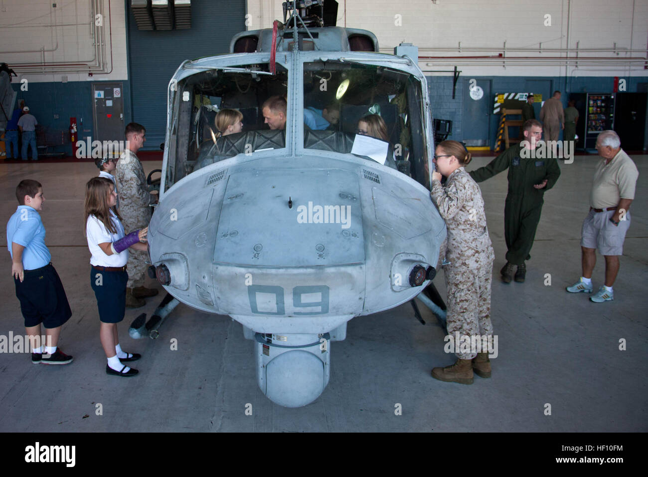 Marines erklären die inneren und äußeren Abläufe eine UH-1N Huey, Studenten, Lehrer und Betreuer innerhalb des Hangars der Marine Light Attack Helicopter Squadron 467, während eines Besuchs in der Marine Corps Air Station Cherry Point Sept. 26. Achtundzwanzig Studenten aus St. Paul katholische Schule in nahe gelegenen New Bern, North Carolina, fand eine Exkursion zu der Air Station die Hercules-Geschwader und Marine Light Attack Helicopter Squadron 467 besuchen. Marines veranstalten Jugendliche Exkursion in Cherry Point Flightline 120926-M-XK427-020 Stockfoto