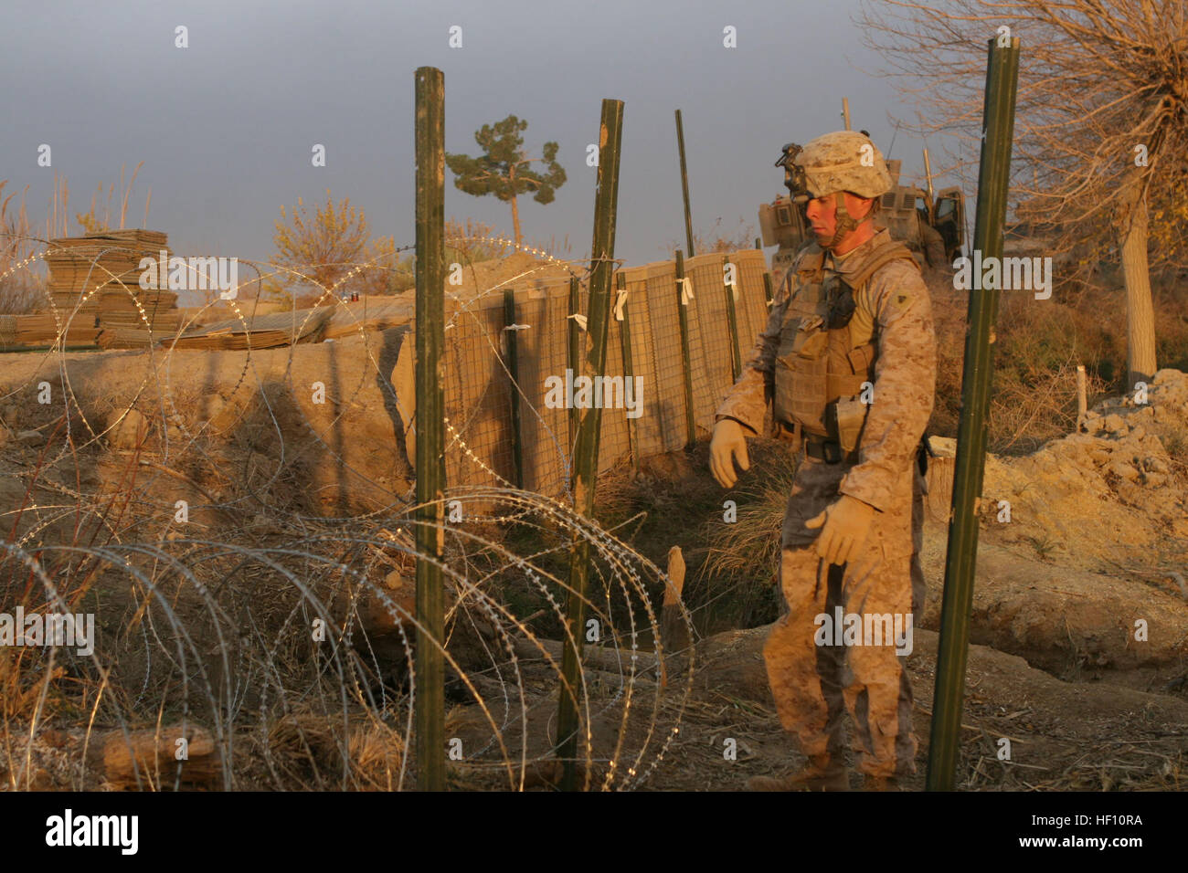 CPL. Aaron A. Bennet, stellt eine schwere Ausrüstung Betreiber von 2. Combat Engineer Battalion Stacheldraht um einen neu errichteten Beobachtungsposten in der Provinz Helmand, Afghanistan, Dez. 18. Insgesamt zwei Beobachtungsposten entstanden als Teil ihres Auftrags. Die OPs waren in bestimmten Bereichen platziert waren Marines haben viele Bomben am Straßenrand, um zu verhindern, dass Aufständische Platzierung mehr IEDs begegnet. Marines Opfern Urlaub zu erkämpfen, Land DVIDS235182 Stockfoto