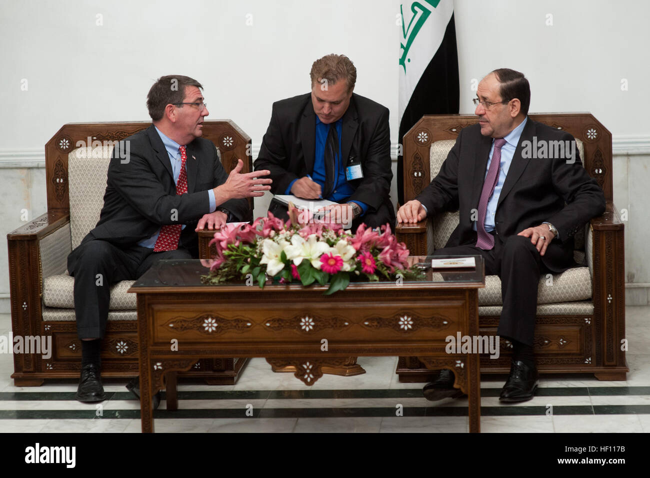 Deputy Secretary Of Defense Ashton B. Carter trifft mit der irakische Ministerpräsident Nuri al-Maliki während eines Besuchs in Bagdad, Irak, 18. Oktober 2012. Carter ist auf einer siebentägigen Reise nach dem Nahen Osten Treffen mit Führung und Kollegen in der Region. (DOD Foto von US Navy Petty Officer 1st Class Chad J. McNeeley) Stellvertretender Sekretär der Verteidigung reist im Ausland 121017-D-TT977-102 Stockfoto