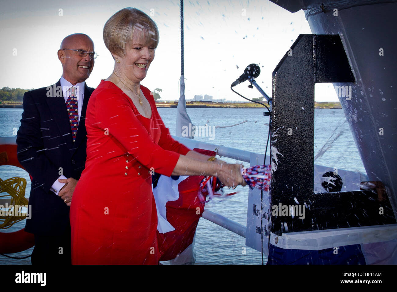 Lynne Pace, Recht, der Sponsor der amphibischen Angriff Schiff USS America (LHA-6), bricht eine Flasche Sekt über den Schiffsbug während einer Taufzeremonie für das Schiff in der Werft Ingalls Shipbuilding in Pascagoula, Mississippi, 20. Oktober 2012. Die America war das erste Schiff in der Amerika-Klasse, die die Tarawa-Klasse der amphibische Schiffe ersetzt. (Foto: U.S. Marine Corps Sgt. Mallory S. VanderSchans) USS America Taufe 121020-M-LU710-210 Stockfoto