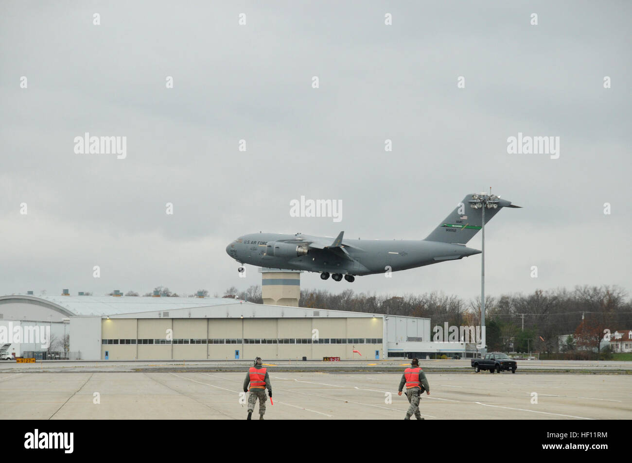 Eine c-17 Globemaster von McChord AFB, Luftbrücke Begleitfahrzeuge, die Zugehörigkeit zu der Energieversorger Southern California Edison, bei der Landung Ansatz. Die Fahrzeuge Willsupport Bemühungen zur Wiederherstellung von Kraft und humanitäre Hilfe in der betroffenen Region.  Teil der USNORTHCOM Verteidigung Unterstützung der Zivilbehörden Mission leitet den Befehl zu planen und zu Aktionen, die es eventuell erforderlich sind zur Unterstützung der zivilen Behörden zu antizipieren. USNORTHCOM spielt eine wichtige Rolle in der Katastrophenhilfe; jedoch sind alle Bemühungen für Hurrikan Sandstrand zur Unterstützung der FEMA, in enger Zusammenarbeit mit staatlichen und lokalen Behörden Stockfoto