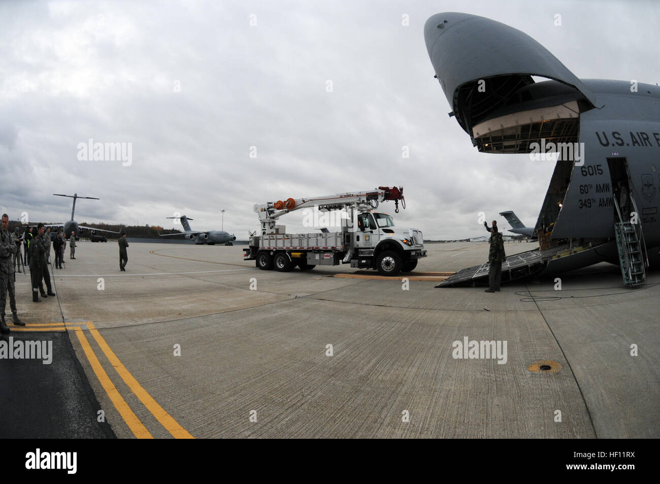 Travis zusammenarbeiten und 105. LRS Antenne Port Luft Gardisten entlasten ein Begleitfahrzeug, der Energieversorger Southern California Edison aus einer Galaxie C-5 b angehören. Die Fahrzeuge in der 105. Airlift Wing inszeniert werden ausziehen Bemühungen zur Wiederherstellung von Kraft und humanitäre Hilfe in der betroffenen Region zu unterstützen.  Teil der USNORTHCOM Verteidigung Unterstützung der Zivilbehörden Mission leitet den Befehl zu planen und zu Aktionen, die es eventuell erforderlich sind zur Unterstützung der zivilen Behörden zu antizipieren. USNORTHCOM spielt eine wichtige Rolle in der Katastrophenhilfe; Allerdings sind alle Anstrengungen für Hurrikan SANDY ich Stockfoto
