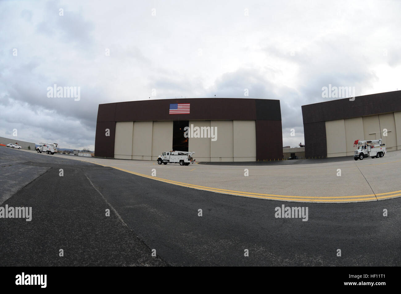 Begleitfahrzeug Zugehörigkeit zu der Energieversorger Southern California Edison über Travis AFB C-5 b Galaxy und McChord AFB C-17 Globemaster vorbeifahren 105. Airlift Wing Hangars für temporäre Inszenierung in der 105. Airlift Wing geflogen. Die Bemühungen zur Wiederherstellung von Kraft und humanitäre Hilfe in der betroffenen Region zu unterstützen, ausziehen wird. Teil der USNORTHCOM Verteidigung Unterstützung der Zivilbehörden Mission leitet den Befehl zu planen und zu Aktionen, die es eventuell erforderlich sind zur Unterstützung der zivilen Behörden zu antizipieren. USNORTHCOM spielt eine wichtige Rolle in der Katastrophenhilfe; Doch alle Bemühungen f Stockfoto