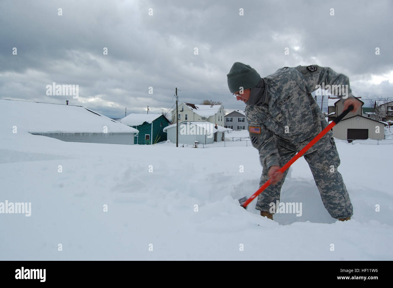 Soldaten des 115. Ingenieurbataillons entfernen schweren Schnee vom Dach der Davis Volunteer Fire Department in West Virginia, um den Zusammenbruch nach Hurrikan Sandy zu verhindern und so die strukturelle Sicherheit und Kontinuität des öffentlichen Dienstes zu gewährleisten. Stockfoto