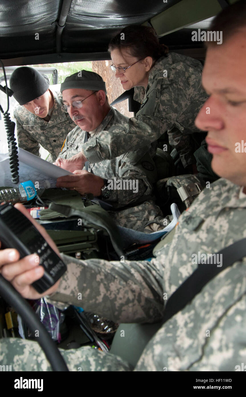 West Virginia Armee Nationalgardisten Bewertung eine Karte von lokalen Upshur County, W.Va, Straßen während Enroute um Nahrung, Wasser und medizinische Versorgung zu bieten.  Liaison Wachmannschaften aus Luft und Militäreinheiten koordiniert State National Guard Vermögenswerte mit lokalen Emergency Response Teams. Gezeigt links rechts Spc. Mark Smith, 119. Sapper Unternehmen, 1st Sgt. James Gregory, Joint Forces Headquarters und Staff Sgt Sheila J. Hyde 151th Military Police Battalion, 154. Unternehmen und Spezialist Zak Davis auch von der 151.. West Virginia National Guard hilft Upshur County Einwohner nach Hurrikan Sandy 110918-Z-FR440-0 Stockfoto