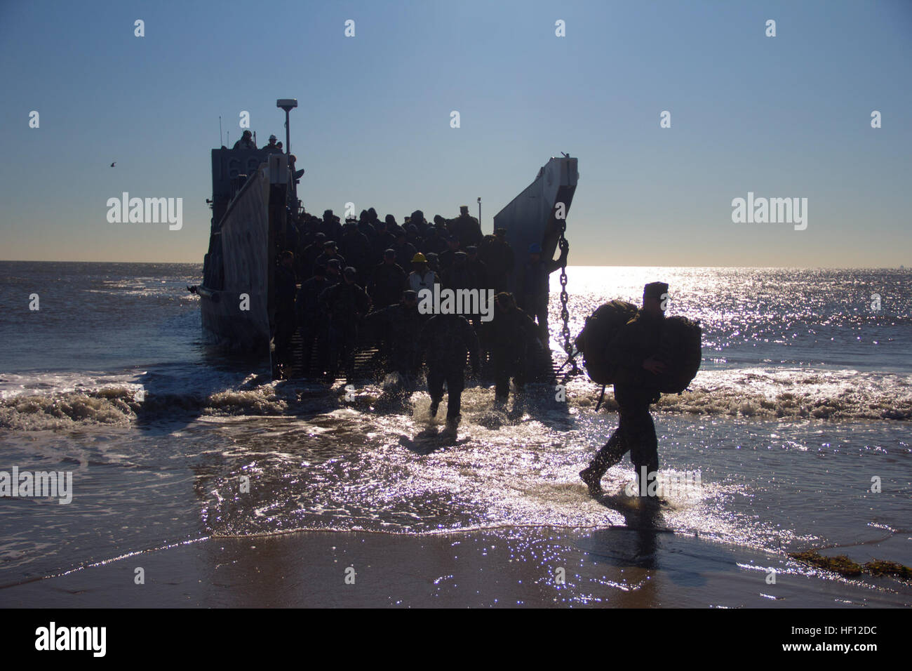 Marines und Matrosen der 26. Marine Expeditionary Unit (MEU) und Matrosen der USS Wasp (LHD-1) Fahrt ein Landing Craft Utility von der USS Wasp nach Queens, N.Y., Katastropheneinsätzen, 9. November 2012 zu unterstützen. Der 26. MEU ist in der Lage, Generatoren, Kraftstoff, sauberem Wasser und Hubschrauber heben Fähigkeiten um Katastrophenhilfe zu unterstützen. Die 26. MEU führt derzeit Einsatzvorbereitenden Ausbildung, Vorbereitung auf ihre Abreise im Jahr 2013. Als ein Expeditionskorps aus dem Meer ist die MEU ein Marine Air-Ground Task Force fähig amphibische Operationen Krisenreaktion, Stockfoto