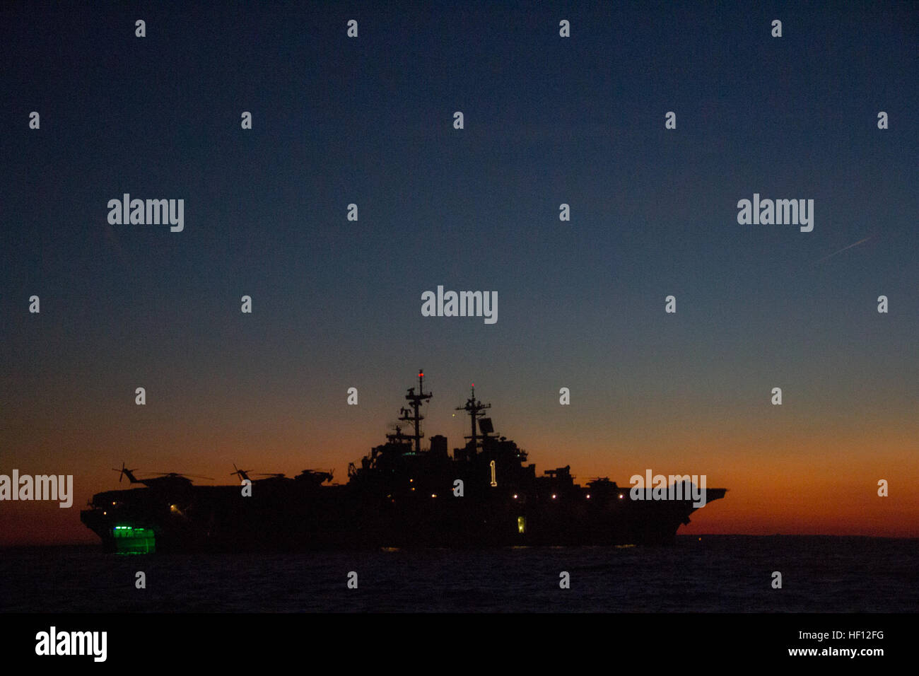 Space-Marines und Matrosen der 26. Marine Expeditionary Unit (MEU) und Matrosen der USS Wasp (LHD-1) fahren ein Landing Craft Utility aus Queens, N.Y., die USS Wasp nach Durchführung von Katastropheneinsätzen, 9. November 2012. Der 26. MEU ist in der Lage, Generatoren, Kraftstoff, sauberem Wasser und Hubschrauber heben Fähigkeiten um Katastrophenhilfe zu unterstützen. Die 26. MEU führt derzeit Einsatzvorbereitenden Ausbildung, Vorbereitung auf ihre Abreise im Jahr 2013. Als ein Expeditionskorps aus dem Meer ist die MEU eine Marine Air-Ground Task Force fähig amphibische Operationen, Krise res Stockfoto