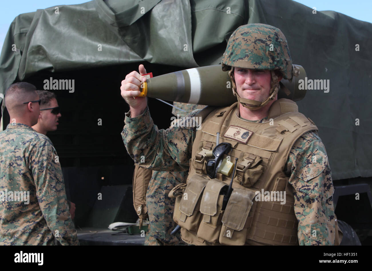 Gunnery Sergeant Dustin L. Kershaw, Galveston, Texas, Native und Lagerung Chef mit Munition Company, 2. Bataillon liefern, 2. Marine Logistics Group, schleppt ein 155 mm Artillerie Geschoss in das Gerät Notfall Abbruch Ausbildung bei einer Palette an Bord Camp Lejeune, North Carolina, 4. Dezember 2012. Die Marines angeordnete 17 Caches von veralteter Munition trennen, die sie zur Detonation gebracht, mit Sprengstoff, als Teil ihrer jährlichen Notfall Abriss-Ausbildung. Munition Marines sauberes Haus beim Abbruch Ausbildung 121204-M-DS159-163 Stockfoto