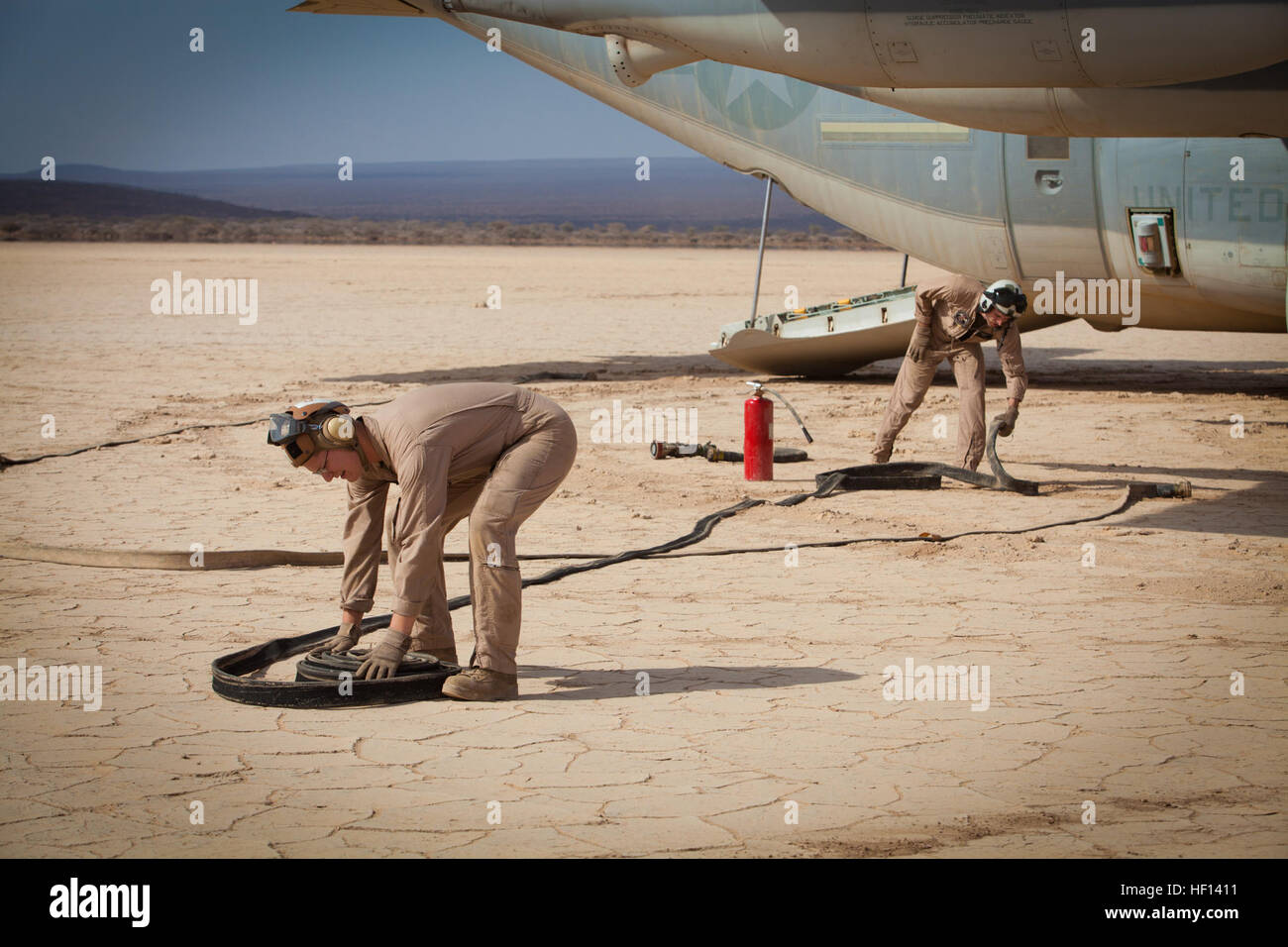 Lance Cpl. Ray Begley, Loadmaster, VMGR-352, HMM-364 (Lauf), 15. Marine Expeditionary Unit, Marine Medium Hubschrauber 364 (Lauf), 15. Marine Expeditionary Unit, rollt eine Kraftstoffleitung während eine Mobile Marine Air Traffic Control Training Evolution in Dschibuti, Jan 4.   Die Mission für den MMT oder "Pfadfinder" wie sie umgangssprachlich genannt, ist die Schaffung ein Angriffs landing Zone (Piste) und Flugsicherung für mehrere Flugzeuge sowie Befehl und Kontrolle während der gesamten tanken/Nachschub-Mission zur Verfügung stellen.  Die 15. MEU wird als Teil der Peleliu amphibische bereit Gruppe als bereitgestellt. Stockfoto