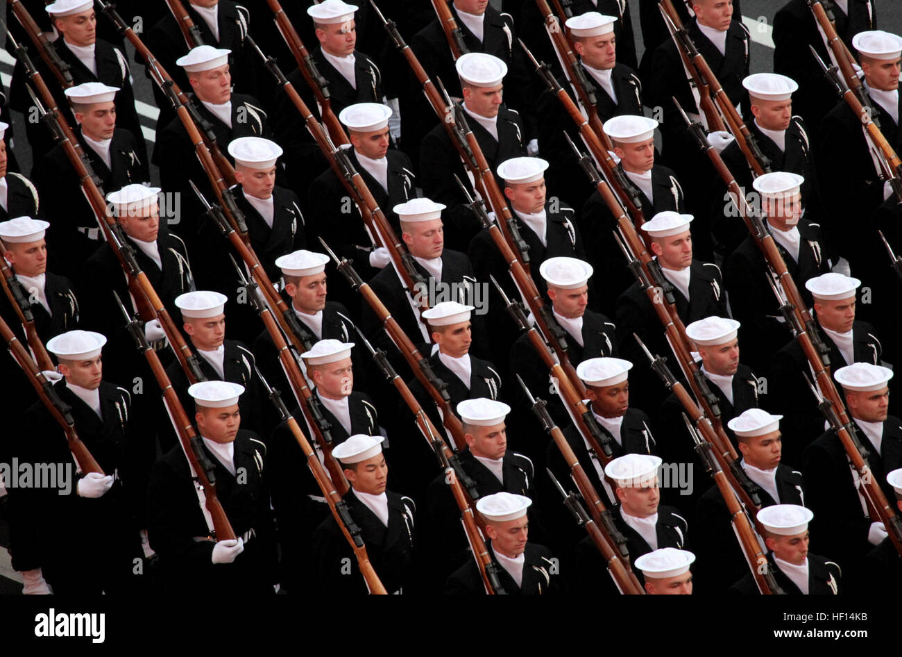 Segler mit der US-Navy zeremonielle Garde marschieren in Formation während der 57. Presidential Inaugural Parade in Washington, D.C., 21. Januar 2013. Militärisches Engagement in die Amtseinführung stammt aus dem 30. April 1789, als Mitglieder der US-Armee, lokale Milizen und revolutionäre Kriegsveteranen George Washington zu seinem ersten Einweihung begleitet. (US Armee-Foto von Spc. Raul Pacheco/freigegeben) 57. Presidential Inauguration (Bild 5 von 37) (8412034542) Stockfoto