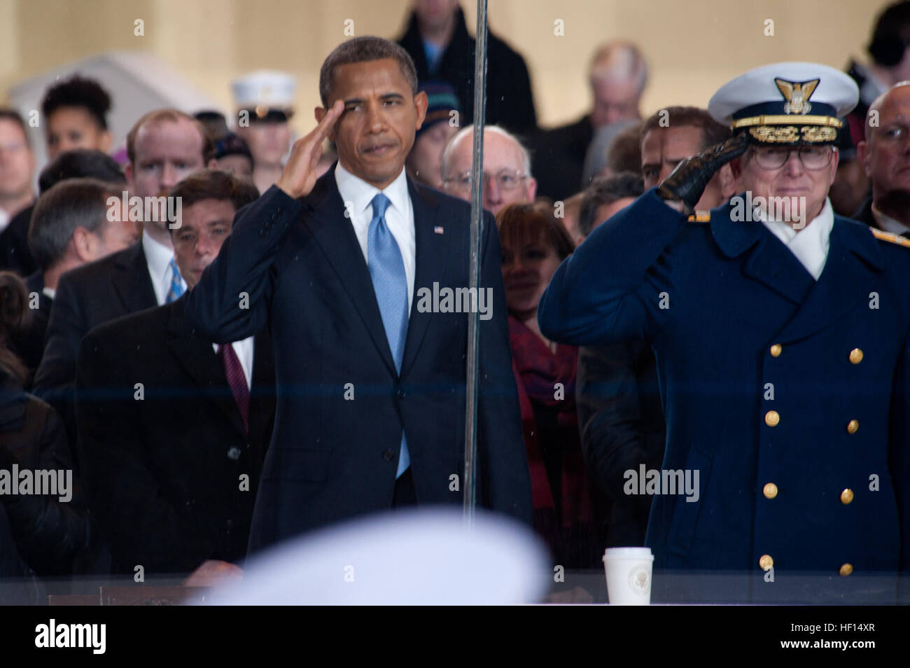 Präsident Barack Obama begrüßt US Coast Guard Mitglieder der offiziellen Einweihung Parade vorbei überprüfen Stand. Die Prozession von mehr als 8.000 Menschen, die Constitution Avenue setzte Pennsylvania Avenue im Weißen Haus begann enthalten zeremonielle militärische Regimenter, Bürgergruppen, marching Bands und Schwimmer. Der Präsident, Vizepräsident, ihre Ehegatten und besondere Gäste dann überprüfen die Parade geht es vor der Präsidentschaftswahl Tribüne. Die Stadion-Stil-Bühne wird zur Einweihung an der Westfront des Kapitols errichtet. Es hat mehr als 1.600 Sitzplätzen für mem Stockfoto