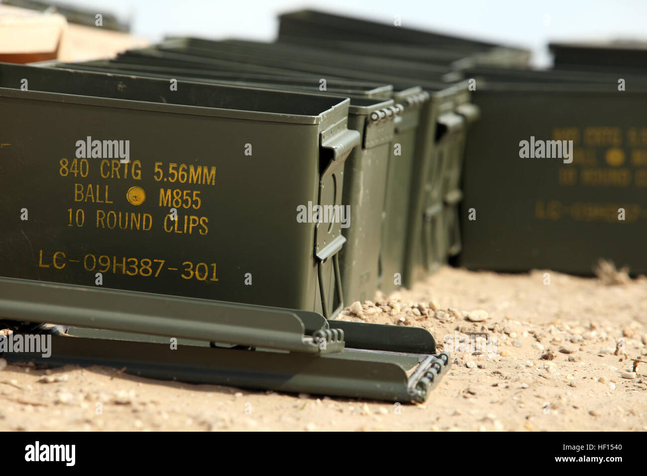 Leere Munition Dosen auf dem Boden liegen, nachdem 5,56-mm-Munition an Rekruten feuern die M16/A4-Service-Gewehr für die Bekämpfung Treffsicherheit Ausbildung an Bord Marine Corps rekrutieren Depot Parris Island, SC, 30. Januar 2013 verteilt wurde.  Rekruten müssen Bekämpfung Treffsicherheit als Voraussetzung Abitur absolvieren. (Foto: U.S. Marine Corps CPL. Aneshea S. Yee/freigegeben) Alpha Co. Tabelle zwei 130130-M-XK446-056 Stockfoto