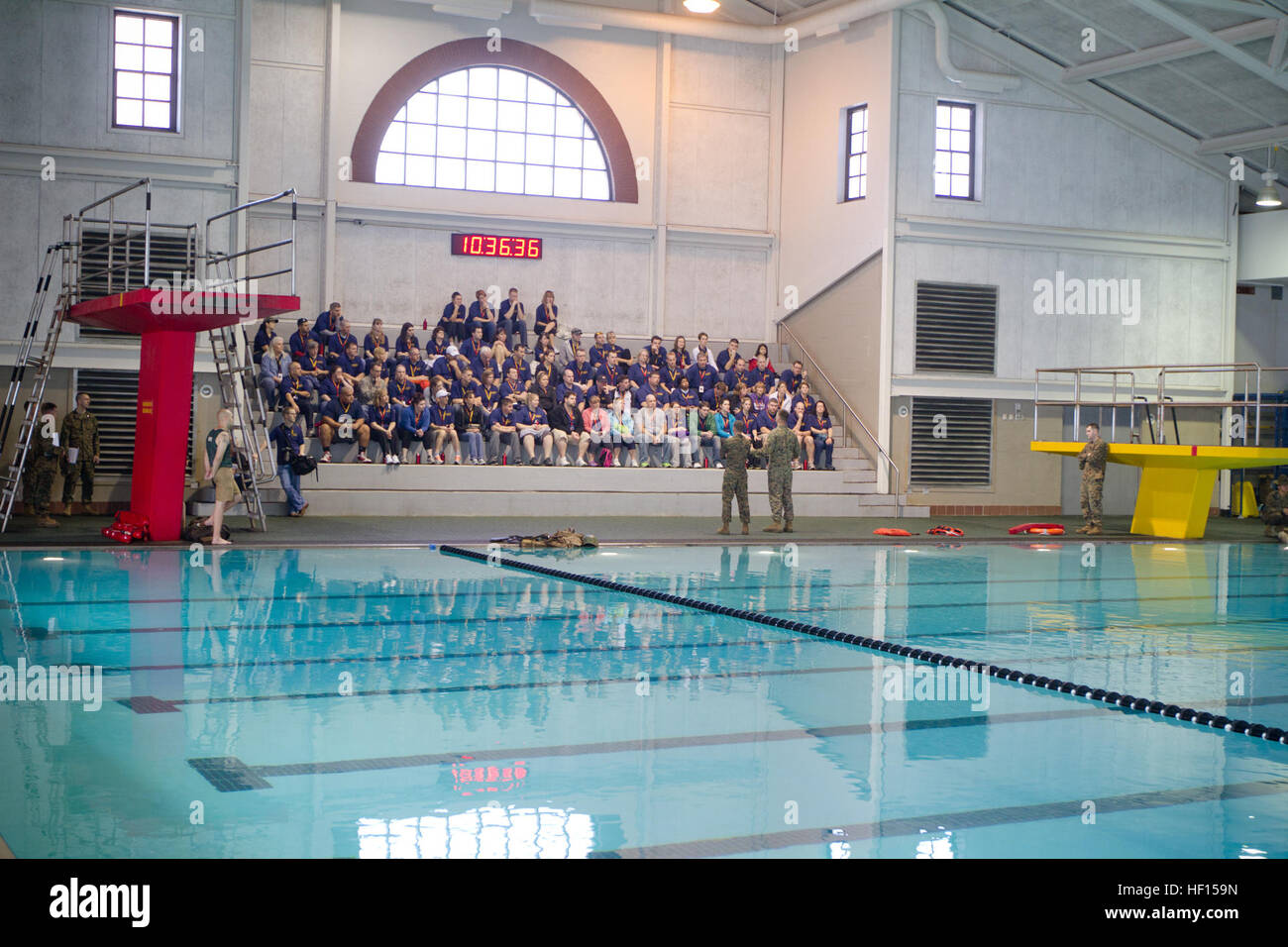Pädagogen aus der westlichen Pennsylvania recruiting Region beobachten eine Wasser-Überlebenstraining Bohren Sie am 6. Februar an Bord Marine Corps rekrutieren Depot Parris Island, SC Der Erzieher Workshop soll lokalen Pädagogen von Angesicht zu Angesicht mit dem Aufwand und Energie nötig, um Amerikas Marines zu bringen. Buffalo und Pittsburgh Erzieher beteiligen sich in Erzieher Workshop 130206-M-DH227-476 Stockfoto