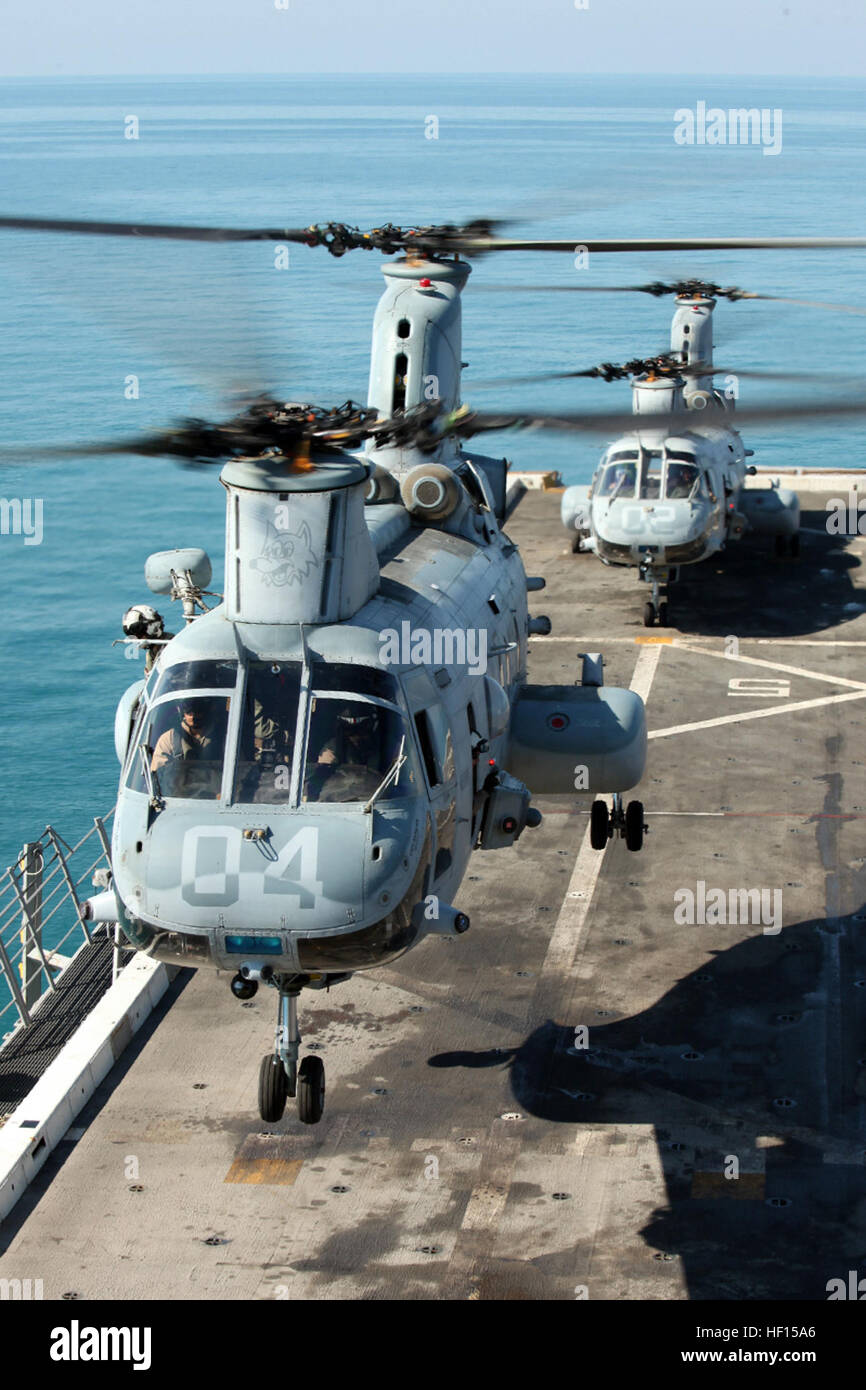 Zwei US-Marinekorps CH-46E Sea Knight-Hubschrauber von Marine Medium Helicopter Squadron 364 (Rein), 15. Marine Expeditionary Unit, Ausziehen aus dem Flugdeck der USS Green Bay (LPD 20) Antenne unterstützen für die Maritime RAID-Kraft, 15. MEU, bei Gas und Öl-Plattform Beschlagnahme Training während der Übung Leading Edge 13, 7. Februar.  Die Übung ist eine multinationale und ressortübergreifende unterstützten Übung zur Entwicklung und Verfeinerung der Waffen Integrationsmöglichkeiten unter Partnerschaft Nationen einschließlich verdächtige maritime materielle Kontrollen, Beschlagnahme und Disposition.  Die 15. MEU bereitgestellt wird eine Stockfoto