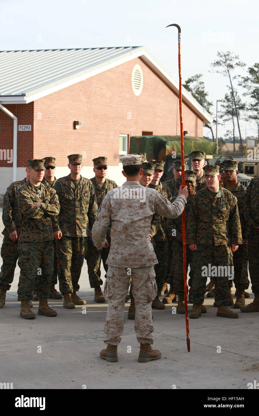Staff Sgt Samuel A. Beltram, eine explosive Ordnance Entsorgung Techniker mit 8. Engineer Support Battalion, 2. Marine Logistics Group, lehrt Marines bekämpfen Logistik-Bataillon 22, 2. MLG, wie man einen länglichen Sichel verwenden, um während das Bataillon IED Ausbildung an Bord Camp Lejeune, 7. Februar 2013 für improvisierte Sprengkörper zu erforschen. Das Tool gebogenen Ende erlaubt Soldat innen zu möglichen IED-Standorte auf der Suche nach Drähte Harken ohne die Sprengkörper aussetzen. IED-Training, mehr als was das Auge 130207-M-ZB219-052 Stockfoto