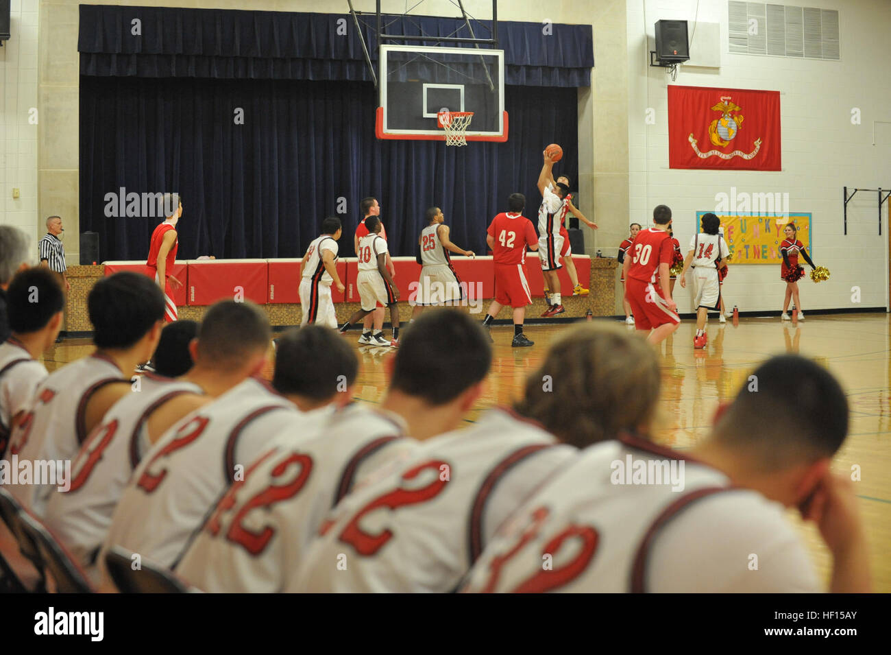 Die Quantico Middle/High School Krieger Spieler zusehen, wie ihr Team versucht das Board bei einem Heimspiel gegen die Wakefield Country Day School Eulen 7. Februar mehr Punkte hinzu. Am Ende des Spiels konnten die Krieger squeeze-out einen Sieg, 41-40. (Foto: U.S. Marine Corps Lance Cpl. Antwaun L. Jefferson/freigegeben) Krieger clip Eulen in gameE28099s letzten Sekunden 130207-M-KX456-062 Stockfoto