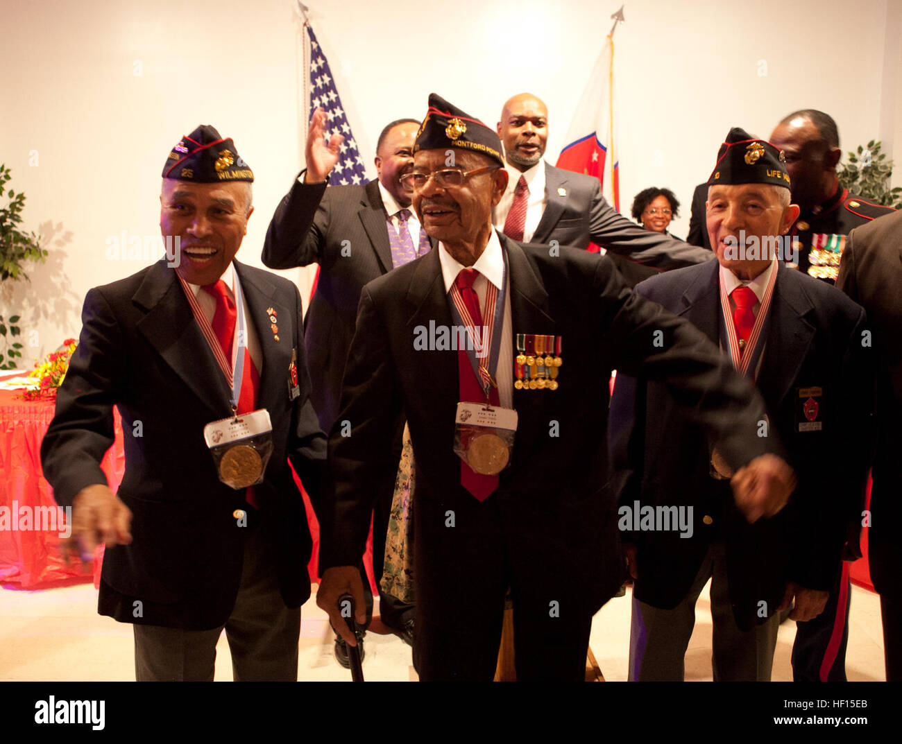 Francis Hooper Jr., stumpfen Turner und Johnnie Thompkins tanzen auf der 25. jährlichen Montford Point Marine Erbe Dinner Dance in Jacksonville, NC, Februar 9. Alle drei Männer trugen die Congressional Gold Medal ausgezeichnet, alle ursprünglichen Montford Point Marines zu Ehren ihres Dienstes unter allen ehemaligen Trennung. Am 25. Juli 1941 unterzeichnete Präsident Franklin D. Roosevelt Ausführungsverordnung 8802, so dass faire Beschäftigung in der United States Military. Montford Point Marines feiern Black History Month mit Sieger 130209-M-OT339-204 Stockfoto