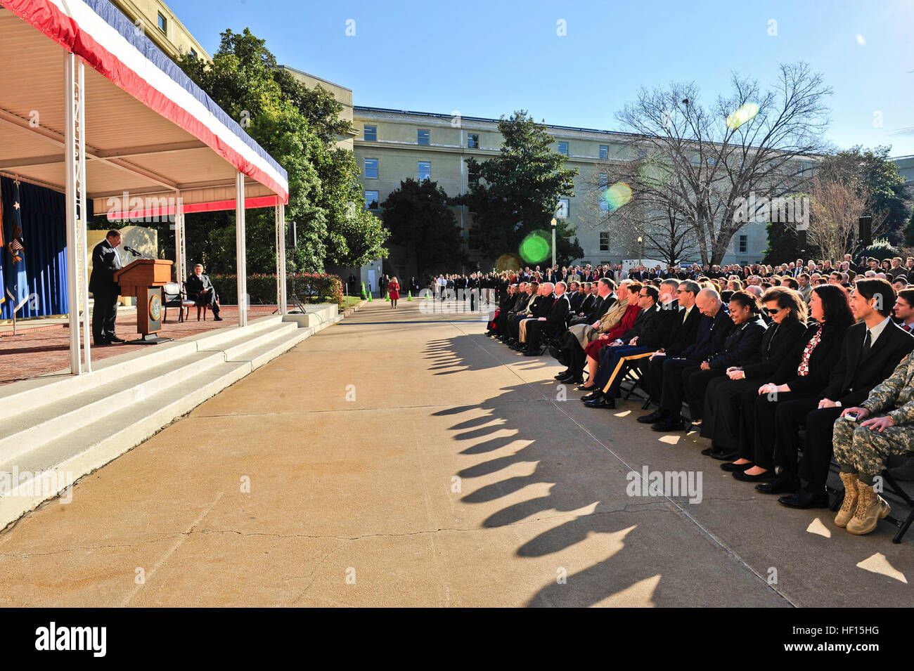 Michael Rhodes, der Direktor der Verwaltung und Management, schaut zu, wie ausgehende Verteidigungsminister Leon E. Panetta während einer Abschiedszeremonie auf das Pentagon in Arlington, VA., 12. Februar 2013 spricht. Panetta, deren Karriere im öffentlichen Dienst überspannt vier Jahrzehnte und enthalten Stationen als Gesetzgeber, Stabschef des weißen Hauses und CIA-Direktor, beaufsichtigte die Aufhebung des Verbots einer schwulen offen in Uniform dienen und bekämpfen Rollen für Frauen geöffnet.  (Foto: U.S. Army Eboni Everson-Myart/freigegeben) US-Verteidigungsminister Panetta Pentagon Gemeinschaft Abschied 130112-A-WP504-073 Stockfoto