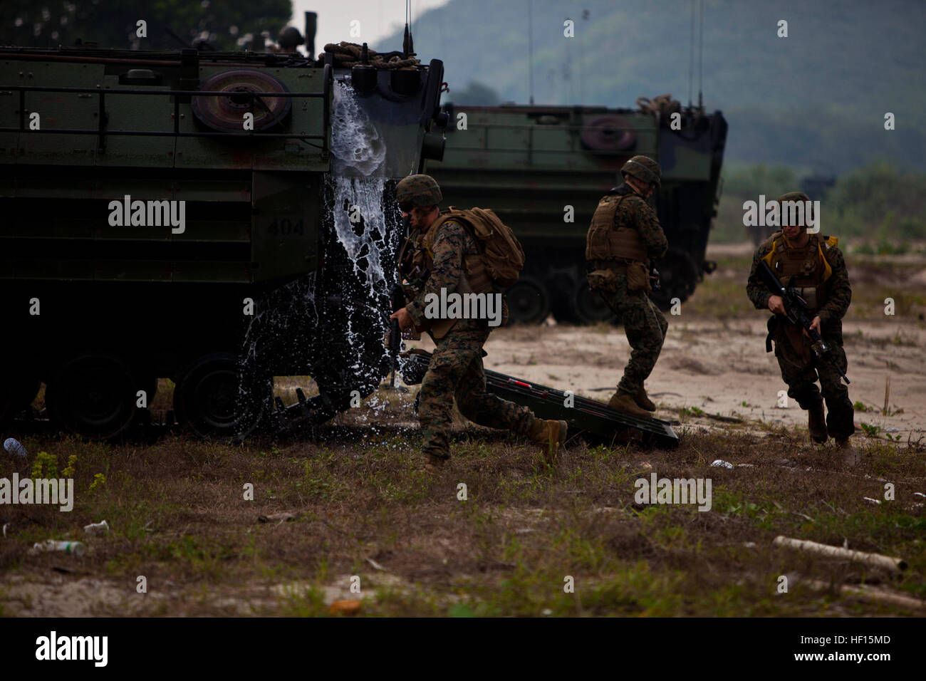 US-Marines mit Battalion Landing Team, 1. Bataillon, 5. Marineregiment, 31. Marine Expeditionary Unit, beenden eine amphibische Fahrzeug während einer amphibischen Angriff Probe im Hut Yao, Thailand, 13. Februar 2013. Die kombinierte Waffen-Probe fand statt, um sicherzustellen, dass gäbe es keine Probleme mit dem nachgebauten amphibischen Angriff, der am nächsten Tag stattfinden würde. (US Marine Corps Foto von Lance CPL Katelyn M. Hunter/nicht veröffentlicht) Amphibische Probe 130213-M-CO500-074 Stockfoto