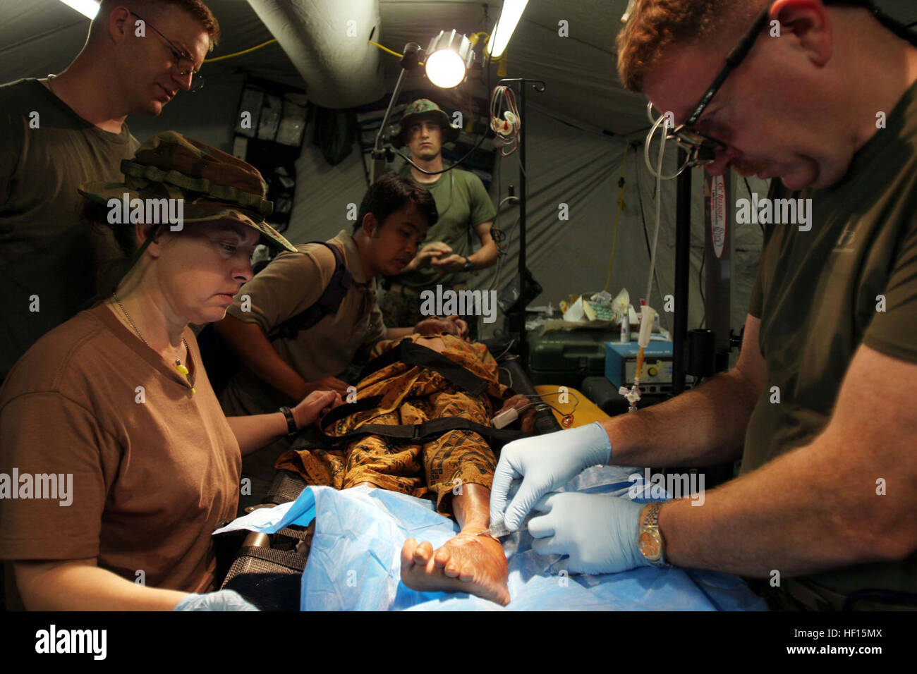 060602-M-1837P-004 Sewon, Indonesisch (2. Juni 2006) - Segler mit dem 3. indonesische Marine Expeditionary ForceÕs Team behandelt Patienten für Platzwunden und gebrochene Knochen in einem mobilen Chirurgie Krankenhaus. Die Verletzungen wurden bei einem Erdbeben der Stärke 6,2 empfangen, die der Insel Java verwüstet. Mehr als 33.000 Indonesier erlitten Verletzungen Ursache der Katastrophe. Das 3. MEF-Ärzte-Team hat in den letzten zwei Tagen etwa 250 Patienten behandelt. US Marine Corps Foto von Lance Cpl. Warren Peace (freigegeben) uns 060602-M-1837P-004 Marineseeleute mit der 3. Marine Expeditionary Force5Ersquo s ich Stockfoto