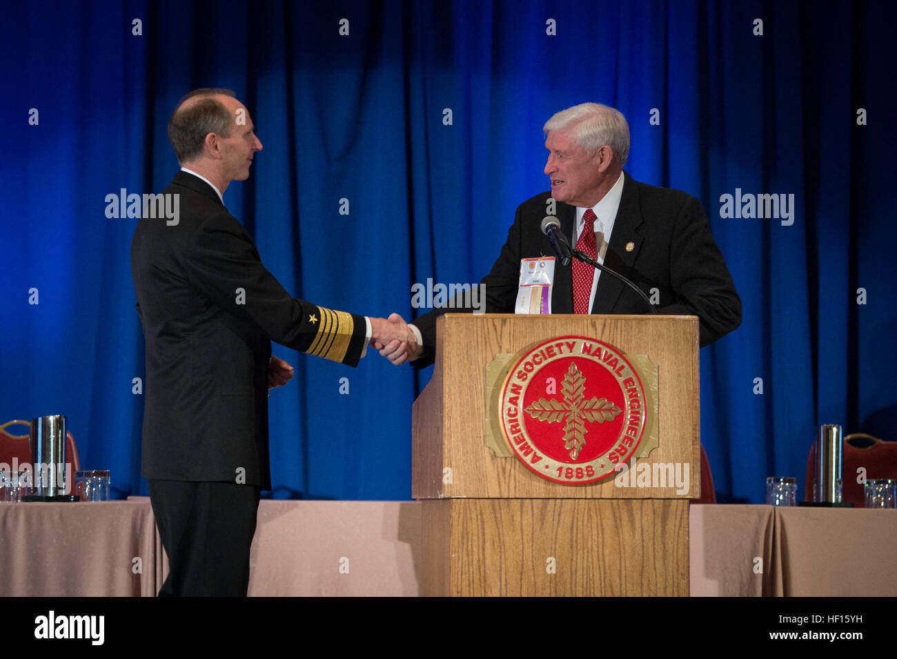 130221-N-WL435-248 ARLINGTON, VA. (21. Februar 2013) Chief of Naval Operations (CNO) ADM Jonathan Greenert schüttelt Hände mit Ronald Kiss, Präsident der amerikanischen Gesellschaft der Naval Ingenieure (ANSE). Einer sprach mit ANSE über Warfighting Technologie und Techniken und wie Schiffbauer diese Konzepte integrieren sollten, wie sie mit neuen Designs die modernen Meeresstrategie Kompliment voranzuschreiten. (Foto: U.S. Navy Mass Communication Specialist 1. Klasse Peter D. Lawlor/freigegeben) Chief of Naval Operations spricht zu Mitgliedern der American Society of Naval Engineers 130221-N-WL435 Stockfoto