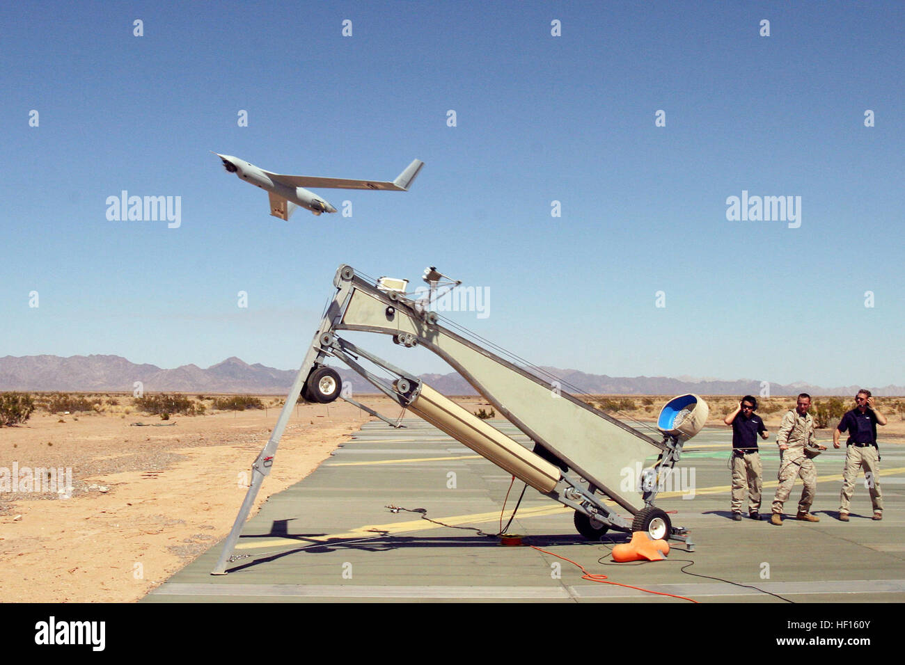 060616-M-9508D-001 Yuma, Arizona (16. Juni 2006) - US-Marine-Corps-SGT Michael Kropiewnicki, Bekämpfung der Videofilmer 2. Marine Aircraft Wing (MAW) Bekämpfung der Kamera zugeordnet, startet eine Boeing Scannen Eagle Unmanned Aerial Vehicle (UAV) während der Übung Wüste Talon 2-06 an Bord Marine Corps Air Station (MCAS). Das Scannen Eagle UAV ist ein kleines GPS-geführte Flugzeug, das innerhalb eines benannten Schlacht für die fünfte-Teen Stunden fliegen kann und Bilder direkt zu ihr nach Hause Glied in Echtzeit zu übertragen. Es wiegt 40 lbs und hat eine zehn-Fuß Spannweite. Es ist unsichtbar für Radar und ist kaum hörbar einmal anzufragen Stockfoto