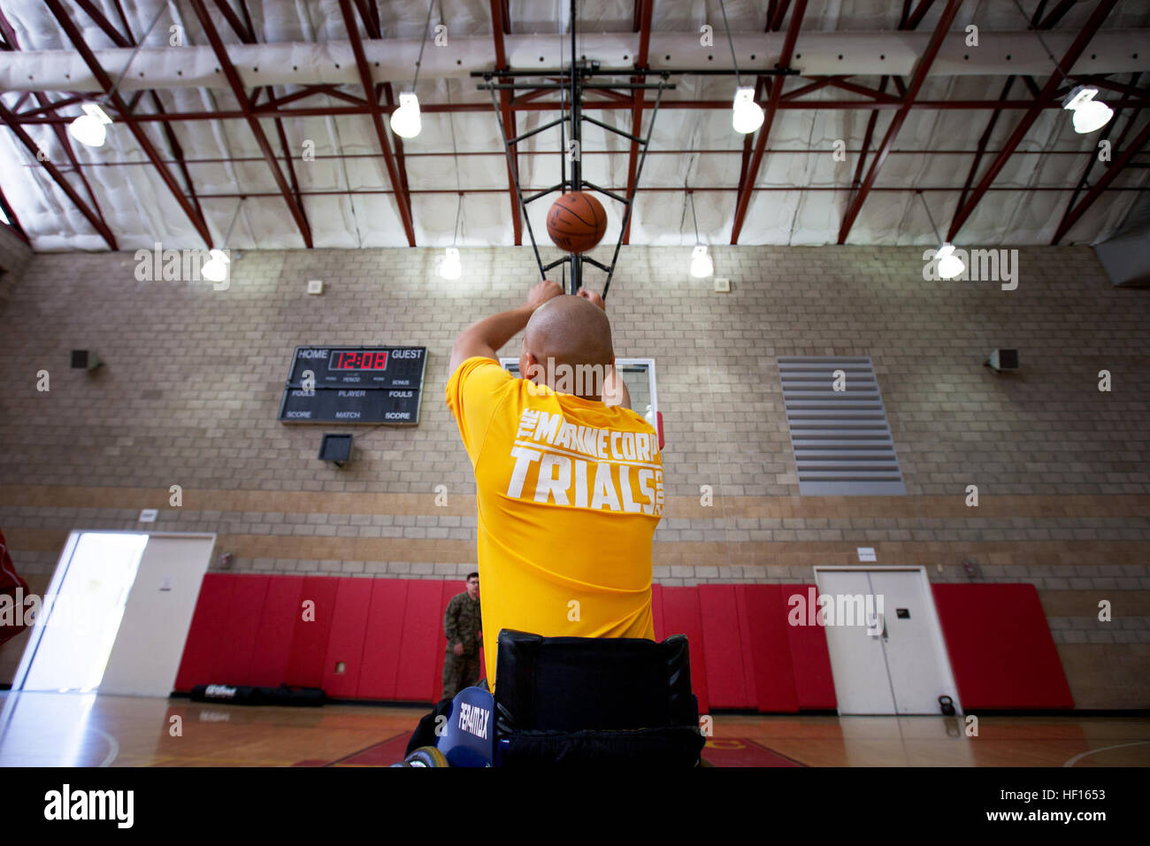 Marine-Veteran CPL Josue Barron, gebürtig aus Los Angeles, nimmt einen Freiwurf im Rollstuhl-Basketball-Training für die 2013 Marinekorps Versuche im Marine Corps Base Camp Pendleton, Kalifornien, 26. Februar 2013. Barron, der sein Auge und ein Bein unterhalb des Knies in einer improvisierten Sprengkörpern Explosion 2010 verlor, ist im Rollstuhl-Basketball und während der 2013 Marinekorps Versuche beteiligt. Die Prüfungen ist eine Gelegenheit für verwundete Marines, Veteranen und Verbündeten im Rollstuhl-Basketball, konkurrieren, sitzen, Volleyball, Leichtathletik, Schwimmen, Bogenschießen und schießen. Die 50 besten Athleten gehen auf an Stockfoto