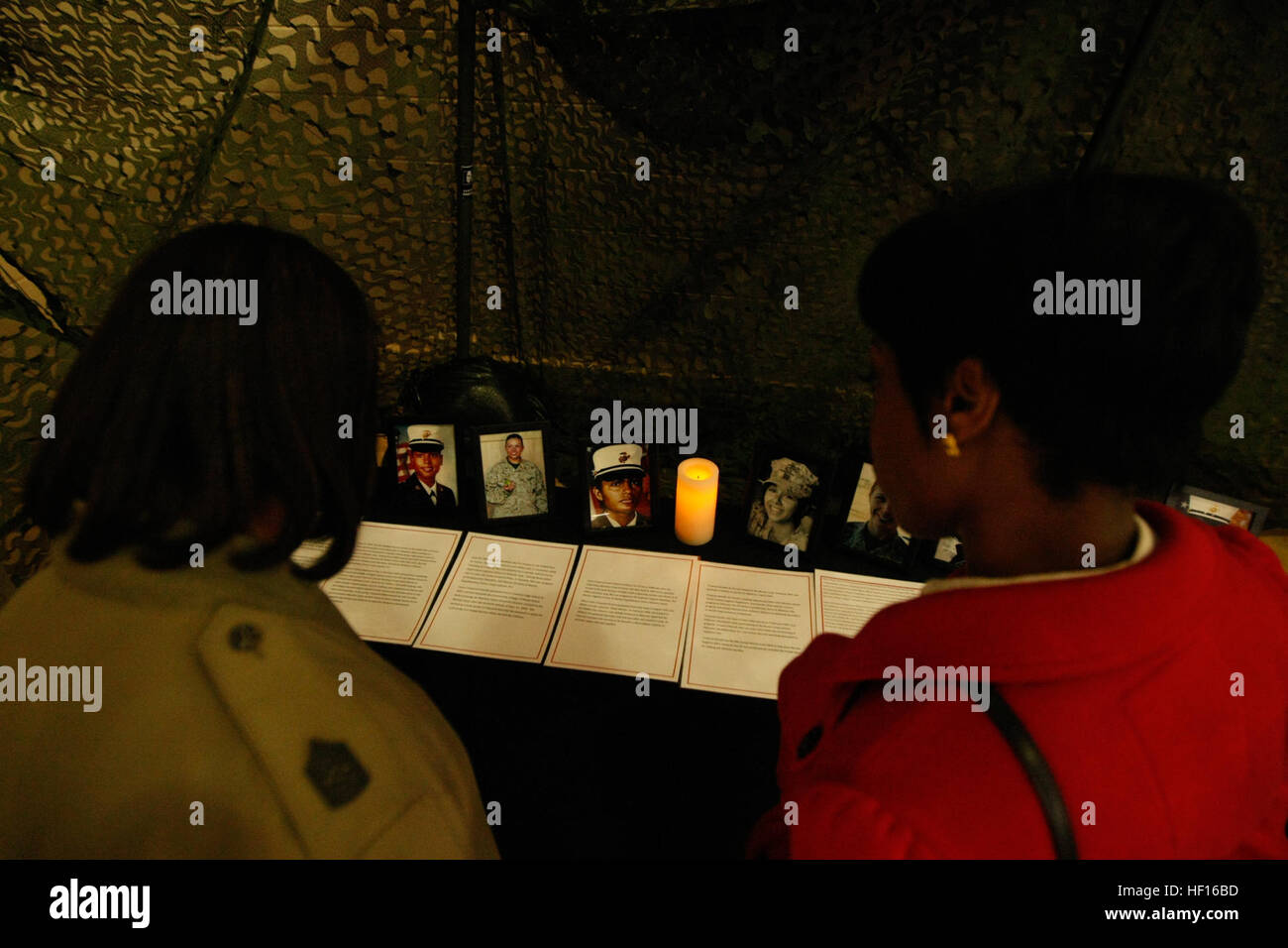 Zum 1. März 2013 beobachten im Rahmen des 70. Jahrestages der Frauen in der Marine Corps Besucher auf Parris Island 4. rekrutieren Training Bataillon ein Denkmal für weibliche Marines, die im Kampf getötet wurden. Parris Island begann mit der Ausbildung, die weiblichen Marine im Jahr 1949 rekrutiert, und heute 4. RTBn. ist die Heimat von allen weiblichen eingetragenen Rekrut training für Marines. Parris Insel beherbergt Feier 70 Jahre Dauerbetrieb für weibliche Marines 130301-M-FS592-002 Stockfoto