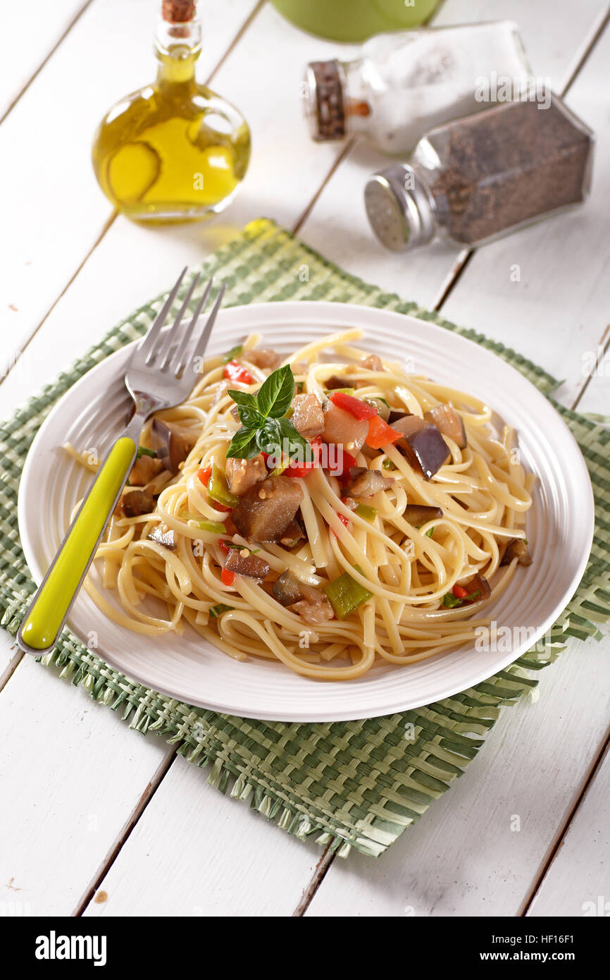 Spaghetti mit Auberginen und Paprika - italienisches Rezept ...