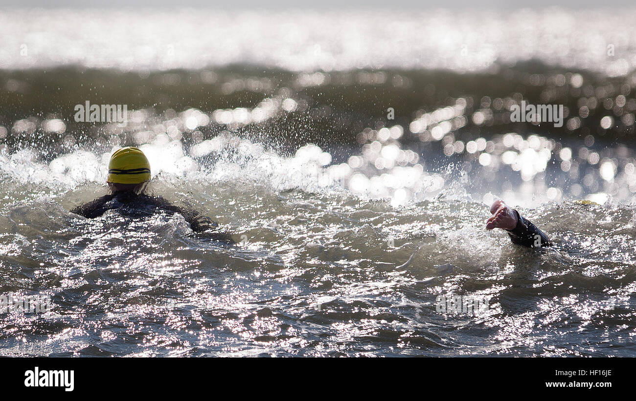 Marine Studenten Kopf in den Ozean Onslow Beach auf Camp Lejeune, North Carolina, im Rahmen des Freiwasser Rescue Übungen während einer Marine Corps von Wasser überleben Ausbilderkurs 8. März 2013. Mehr als 20 Studenten an den dreiwöchigen MCIWS Kurs teilnehmen. Der Kurs schafft Instruktoren, die trainieren Marines zu reagieren und lebensbedrohlichen Situationen im Wasser zu überleben.  (Foto: U.S. Marine Corps Staff Sgt Mark Fayloga) Open Water, Marines zu ergreifen, um den Ozean zu Titel verdienen als Wasser überleben Ausbilder 130308-M-YO938-461 Stockfoto
