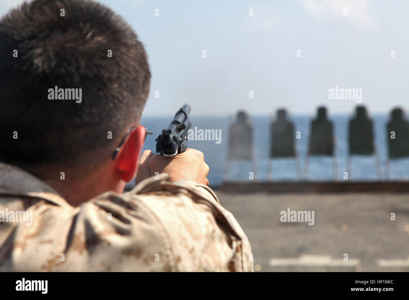 Lance Cpl. Devon Kelly, Schütze, kombiniert Anti-Panzer-Team 1, Waffen Firma, Battalion Landing Team 3/5, 15. Marine Expeditionary Unit, Feuer 9 mm Pistolen während des Trainings der Treffsicherheit auf dem Flugdeck der USS Rushmore, 9.März.  Mit der M9 Beretta, durchlief jeder Schütze einen gesamten Kurs des Feuers auf die Papier-Ziele. Die 15. MEU bereitgestellt wird als Teil der Peleliu amphibische bereit Gruppe als US Central Command Theater Reserve Kraft, Unterstützung für maritime Sicherheit und Theater Kooperationen in den USA 5. Flotte Aufgabengebiet. (US-Marine Stockfoto