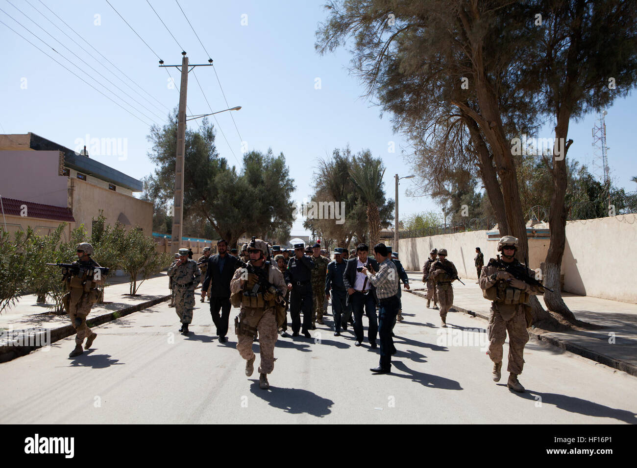 US-Marines mit der II. Marine Expeditionary Force (vorwärts) und das 2. Bataillon, 7. Marineregiment escort afghanische Regierungsbeamte und afghanischen nationalen Sicherheitskräfte Personal während eines Gefechts der Schlüssel Führer in Nimroz Provinz, Afghanistan, 13. März 2013. US Marine Corps Generalmajor Walter L. Miller Jr., den kommandierenden General der regionalen Befehl Südwesten, und des sonstigen Personals traf sich mit Mohammad Sarwar Subat, dem Landeshauptmann Nimroz, einschließlich integrierter Koalition Training, Frauenrechte und Haushaltsfragen Fragen zu diskutieren. (DoD Foto von Sgt. Tammy K. Hineline, U.S. Marine Co Stockfoto