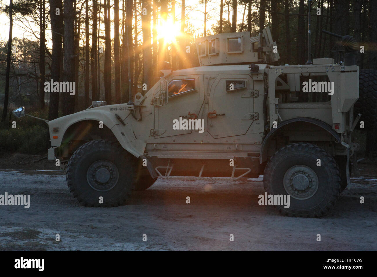 Ein mir beständig All-Terrain-Fahrzeug 2. liefern Bataillon, 2. Marine Logistics Group, sitzt gehört, bevor es für einen Morgen-Konvoi während Rolling Thunder, einer gemeinsamen Übung auf Fort Bragg, N.C., 17. März 2013 lässt. Die Konvois reisten entlang der Routen, die Marines erkundet, um die Sicherheit der Sicherheit der Lieferungen und Marines, der sie befreit. Marines treffen Fort Bragg Nebenstraßen, Recon Versorgungswege 130317-M-DS159-012 Stockfoto