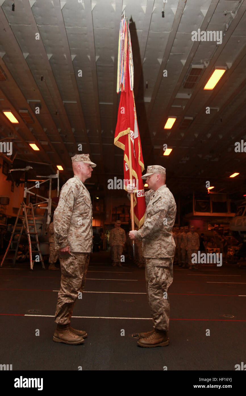 Sergeant Major Derek D. Leggett, Sergeant großen, Marine mittlere Hubschrauberstaffel 364 (Rein), 15. Marine Expeditionary Unit, bereitet zur hand die Farben zum Oberstleutnant John Field, das Geschwader neue Kommandierender Offizier, während seine Annahme der Befehl Zeremonie, März 19. Marine Medium Helicopter Squadron 364 (Lauf) dient als der Luftfahrt Bekämpfung Bestandteil der 15. MEU während ihres Einsatzes des westlichen Pazifik. Die 15. MEU wird als Teil der Peleliu amphibische bereit Gruppe als US Central Command Theater Reserve Kraft, Unterstützung für maritime Security Operations and Theater sec bereitgestellt. Stockfoto