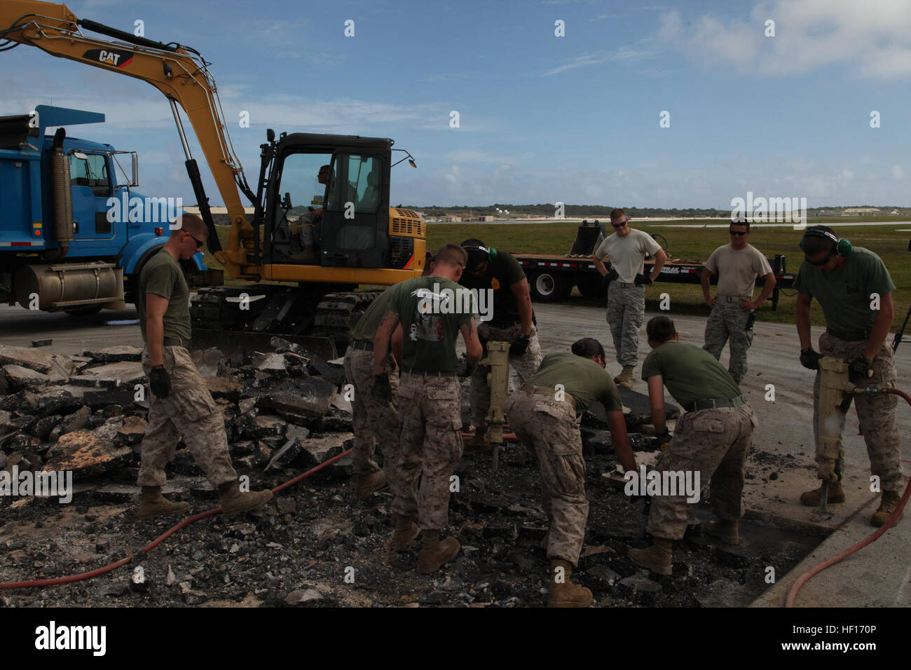 130321-M-LN208-105 ANDERSEN AIR BASE, Guam – Marines Team mit Flieger von Andersen Air Base 21 März für einen Belag reparieren Projekt auf dem Luftwaffenstützpunkt während Übung Guahan Schild.  Guahan Schild soll multiservice Engagements zu erleichtern, stellen Bedingungen für die bilateralen und multilateralen Ausbildungsmöglichkeiten und Support für rasche Reaktion auf mögliche Krisen und Einsätze in der Region Asien-Pazifik.  Die Marines sind Teil der Bekämpfung Logistik Abteilung 39, 9. Ingenieur Support Battalion, 3rd Marine Logistics Group, III. Marine Expeditionary Force.  (U.S. Marine Corps Foto von Lance C Stockfoto