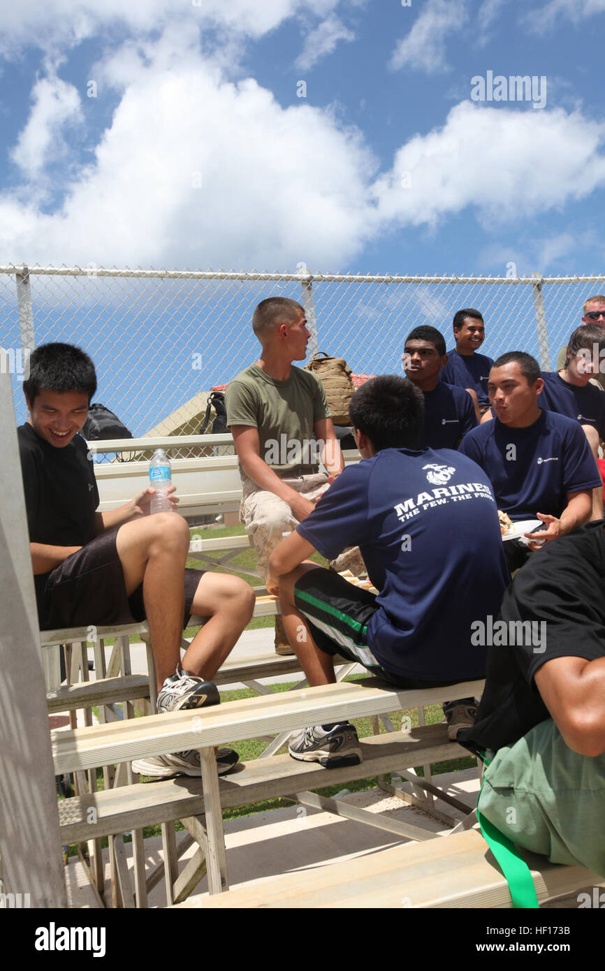 Marines an körperliches Training teilzunehmen, Fußball spielen und beantworten Sie Fragen mit zukünftigen Marine Poolees 23 März auf Agana Fußballplatz während Übung Guahan Schild. Guahan Shield ist eine Übung zur Erleichterung multiservice Engagement und bieten mögliche rasche Reaktion auf Krisen Theater und Einsätze in der Region Asien-Pazifik. Die Marines sind Teil der Bekämpfung Logistik Abteilung 39, 3rd Marine Logistics Group, III. Marine Expeditionary Force. Die Poolees sind aus Okinawa, Japan, Saipan und Guam. (U.S. Marine Corps Fotos von Lance Cpl Jeraco Jenkins/freigegeben) Marines beson- Stockfoto