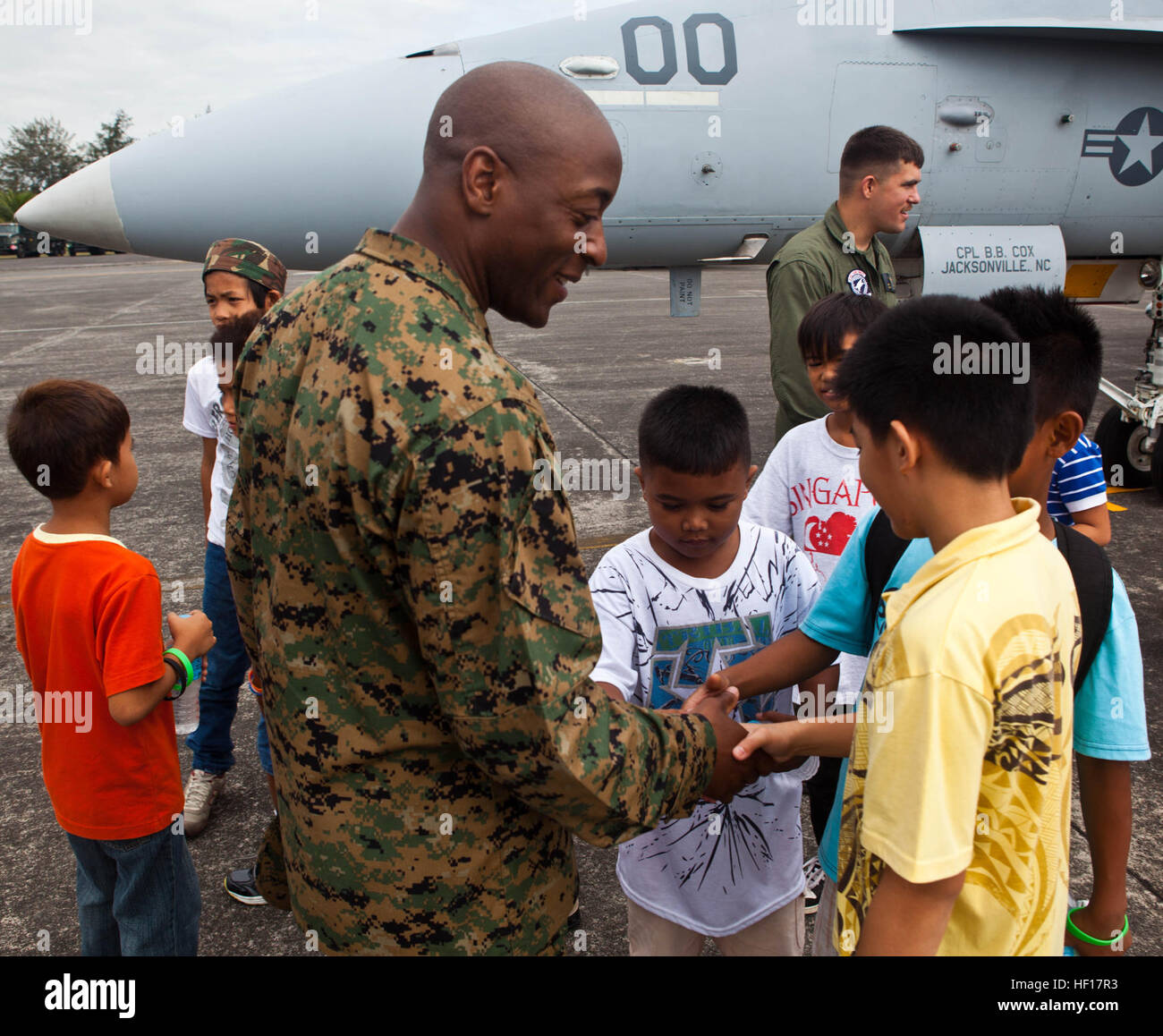 US Marine Sgt. Major Derrick N. Mays schüttelt Hände mit philippinischen Kindern aus Schulen in Clark Field, Philippinen, Anzeigen für Übung Balikatan 2013 13.April während einer statischen. Nationalen und internationalen Medien, philippinische Militär Angehörige, Kinder aus Schulen und Offizier Kandidaten derzeit in der Ausbildung wurden eingeladen, an der Flightline zu erfahren Sie mehr über die Flugzeuge Fähigkeiten und fotografieren. BK13 ist eine jährliche bilaterale Training Evolution zur Gewährleistung der Interoperabilität von der philippinischen und US-Militärs bei der Planung, Kontingenz und humanitärer Hilfe ope Stockfoto