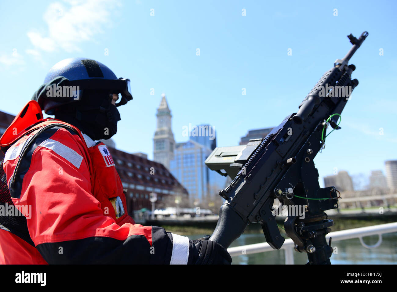 Feuerwehrmann Zack Browder von Station Boston Beiträge Uhr auf der Lafette während der Durchführung von Sicherheitsmaßnahmen in den Hafen von Boston, 16. April 2013, wie die Coast Guard erhöht ihre Präsenz nach den Explosionen beim Boston-Marathon. Nach den Vorfällen in Boston, die Coast Guard-Einheiten sind im Gange und mit einem erhöhten Bewusstsein zusammen mit Partnern und Kollegen Ersthelfer in Betrieb. (Foto: U.S. Coast Guard Petty Officer 3rd Class Adam Stanton) Ein Crew-Mitglied von Station Boston führt Sicherheitszonen in den Hafen von Boston (8658251832) Stockfoto