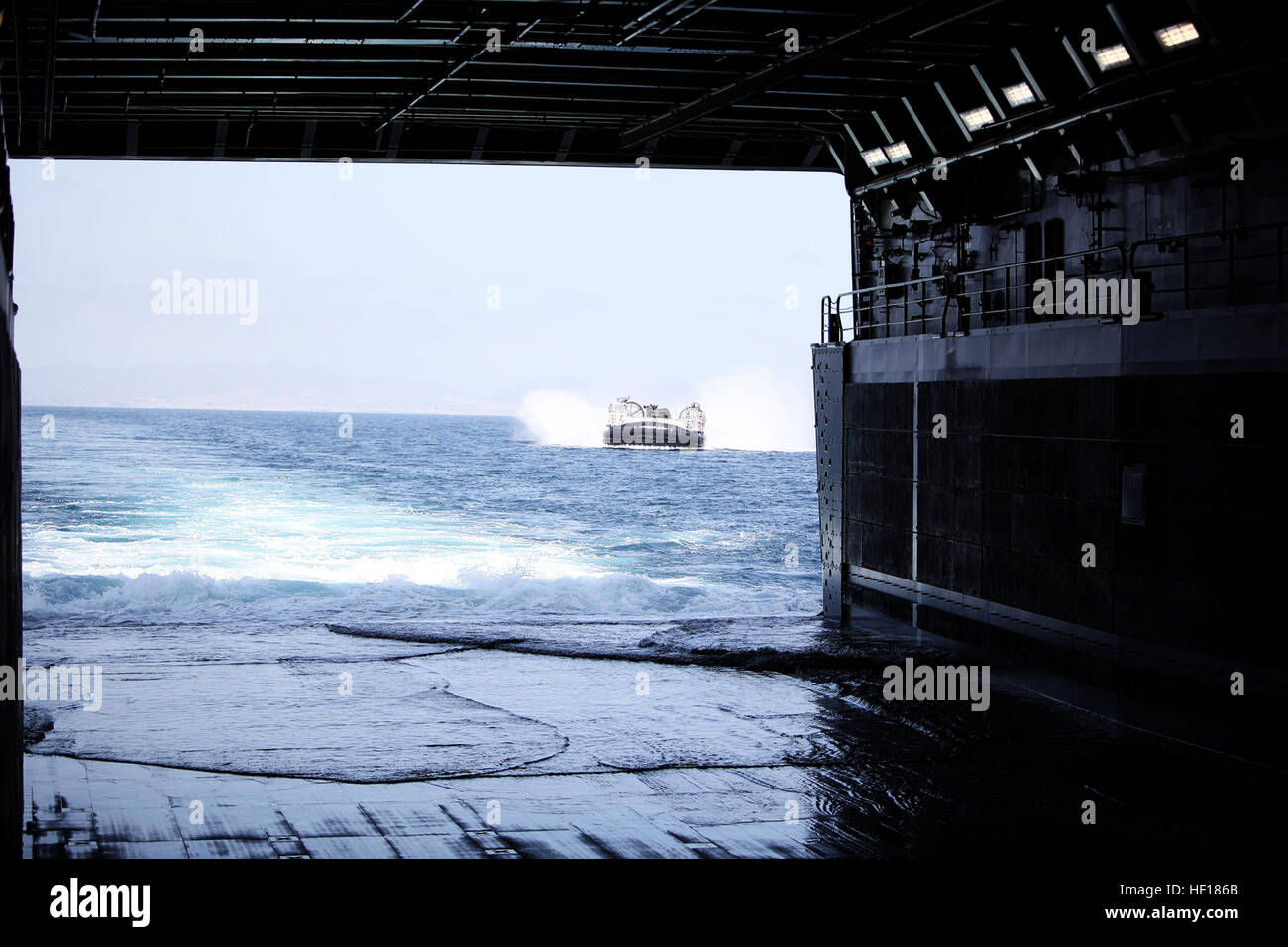 US Navy Landing Craft luftgepolsterten aus Camp Pendleton, Kalifornien begibt sich an Bord der San-Antonio-Klasse amphibischen Dock Transportschiff USS Anchorage (LPD-23), 22. April 2013. Anchorage ist derzeit auf dem Weg zu seinen Namensvetter von Anchorage, Alaska für seine Inbetriebnahme Zeremonie. (US Marine Corps Bilder von Lance CPL Alexander Quiles 1. MLG Bekämpfung Kamera/veröffentlicht) Task Force Denali 130422-M-SF473-038 Stockfoto