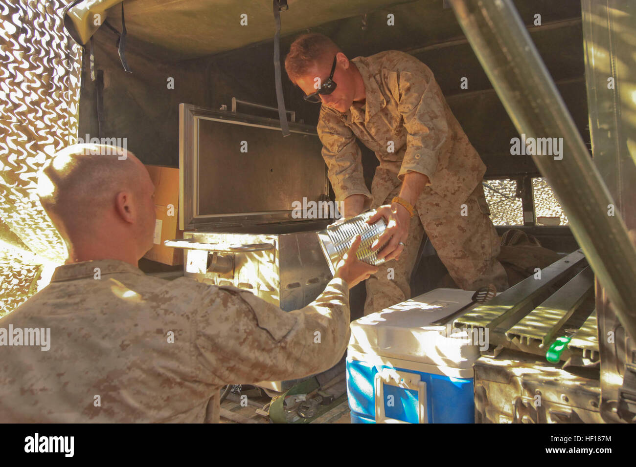 US-Marines Corps Lance Cpl. Robert Hicks, rechts, und Staff Sgt. Jack Potts, beide Food-Service-Spezialisten mit Sitz Batterie, 11. Marineregiment vorzubereiten Abend Chow während des 11. Marineregiment Desert Fire Trainings an Bord der Marine Corps Air Ground Combat Center Twenty Nine Palms, Kalifornien 23. April 2013. 11. Marines führte eine Artillerie-Wüste feuern Übung um ihre Bekämpfung Kenntnisse über realistische Kampfszenarien zu erhalten. (Foto: U.S. Marine Corps Lance Cpl. James Mast, 1st Marine Division Combat Kamera / veröffentlicht) Marines dienen Chow11th Marine Regiment Wüste feuern Exerc Stockfoto
