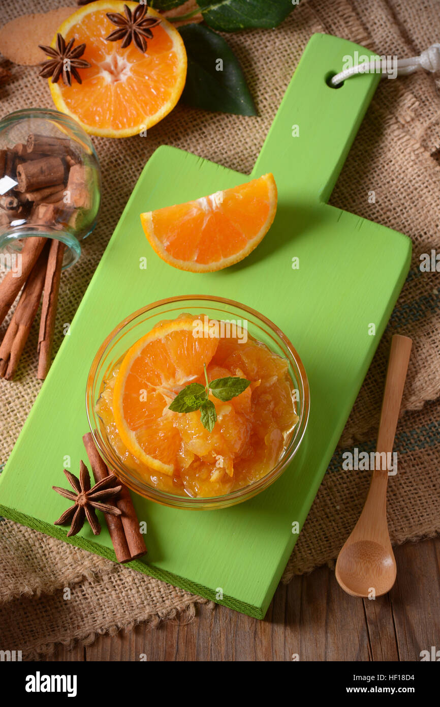 in der Glasschüssel selbstgemachte Orangenmarmelade Stockfoto