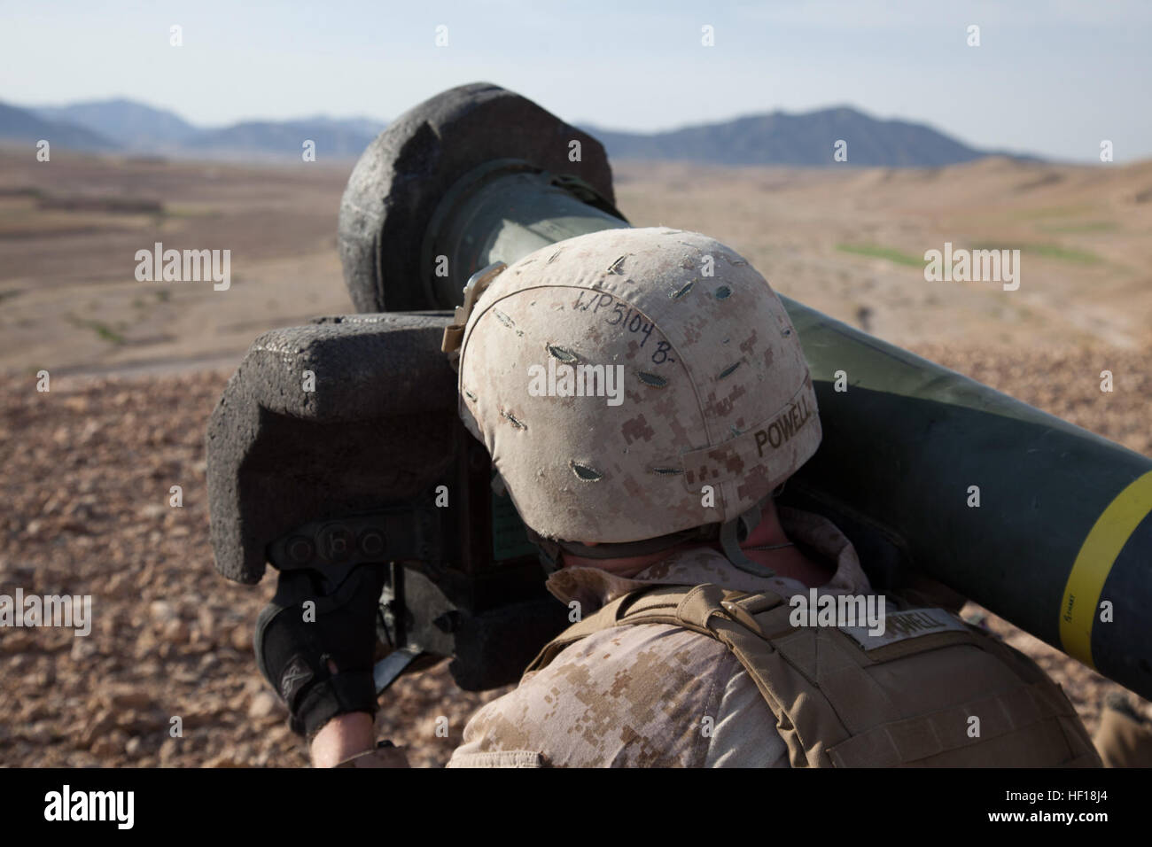 U.S. Marine Corps Lance Cpl. Cody Powell, 3. Bataillon, 4. Marine Regiment zugewiesen bereitet sich auf eine Schulter abgefeuert FGM-148 Javelin Anti-Tank Flugkörper während Betrieb Kalifornien im Kajaki Bezirk beschäftigen Provinz Helmand, Afghanistan, 28. April 2013. Betrieb-Kalifornien war einer afghanischen nationalen Ordnung Zivilpolizei führte Mission um feindliche Präsenz aus dem Dorf Loy Mandah zu löschen. (Foto: U.S. Marine Corps CPL. Trent A. Randolph/freigegeben) Marines mit 3. Bataillon, 4. marinen und afghanischen nationalen zivilen Ordnung Polizisten klar feindliche Präsenz während der Operation Kalifornien 130428-M-TQ917-067 Stockfoto