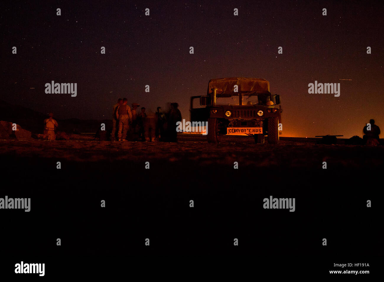 US-Marines mit 1st Reconnaissance Battalion 1. Marineabteilung (1. MARDIV), ein Up-Armored Fahrzeug M114 während Übung Wüste KRUMMSÄBEL an Bord der Marine Corps Air Ground Combat Center Twentynine Palms, Kalifornien, 2. Mai 2013 an Bord vorzubereiten. Übung Wüste KRUMMSÄBEL wurde durchgeführt, um zu testen und 1. MARDIV Befehl und Kontrollfunktionen in Szenarien als repräsentativ für Schlachtfeld Bedingungen zu trainieren. (US Marine Corps Foto von Lance CPL Devin G. Jantzi, 1. Marineabteilung bekämpfen Kamera / veröffentlicht) WÜSTE SCIMITAR 130502-M-OC922-317 Stockfoto