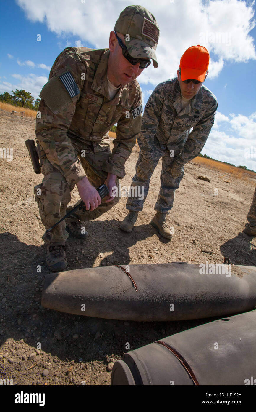 EOD-Mitarbeiter der 177th Fighter Wing, New Jersey Air National Guard, führten am 3. Mai 2013 im Rahmen der jährlichen Kampfmittelräumung und -Ausbildung ein sicheres Verfahren an BDU-50-Übungsbomben in der Warren Grove Range, New Jersey durch. Stockfoto