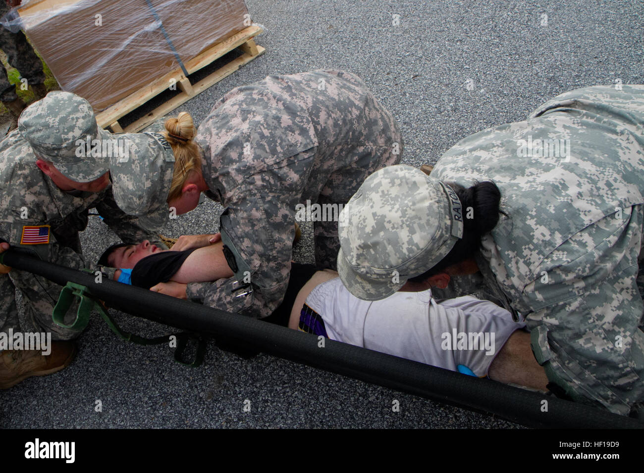 US-Armee Soldaten aus dem 351st Aviation Support Bataillon von S.C. Army National Guard manövrieren einen simulierten Unfall auf einer Bahre während ein Punkt der Verteilung Übung zur Unterstützung von glühender Sentry, 19. Mai 2013. Die S.C.-Nationalgarde partizipiert an einer großen NORAD und USNORTHCOM Übung namens glühender Sentry, 17.-21. Mai 2013.  Es geht um ein Szenario eines Hurrikans, die South Carolina Küste, erfordert mehr als 1.500 Mitglieder der Nationalgarde S.C. Praxis Katastrophe Gegenmaßnahmen und Koordinationsverfahren auffällig.  (US Army National Guard Foto von Sgt. Eric Stockfoto