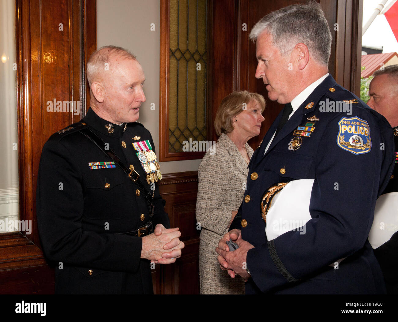 Abend Parade Host, US Marine Corps Generalleutnant Richard T. Tryon, links, der stellvertretende Kommandant für Pläne, Strategien und Operationen, grüßt ein Philadelphia-Polizist während des Empfangs, bevor der Abend Parade 10. Mai 2013, im Haus des Kommandanten an Marine Barracks Washington in Washington, D.C. Abend Paraden finden statt jeden Freitag während der Sommermonate. (U.S. Marine Corps Foto von Sgt. Alvin Williams Jr./freigegeben) Marine Corps Law Enforcement Foundation 130510-M-BZ453-009 Stockfoto