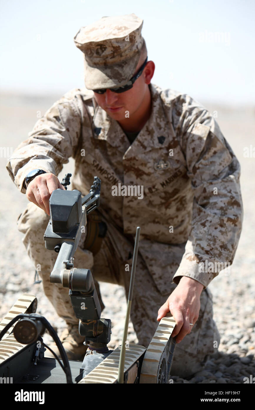 US Marine Sgt. Robert Sampson mit explosiver Kampfmittel zur Verfügung (EOD), Combat Logistik-Regiment 2, führt eine Kontrolle Operationen eine 310 kleine unbemannten Fahrzeug (310 SUGV) auf Camp Dwyer, Provinz Helmand, Afghanistan, 11. Mai 2013. 310 SUGV ist ein tragbarer Roboter mit geschickten Manipulator und tragbare Controller für den mobilen Einsatz demontiert. (U.S. Marine Corps Foto von Sgt. Anthony L. Ortiz/freigegeben) Explosive Ordnance Disposal 130511-M-KS710-019 Stockfoto